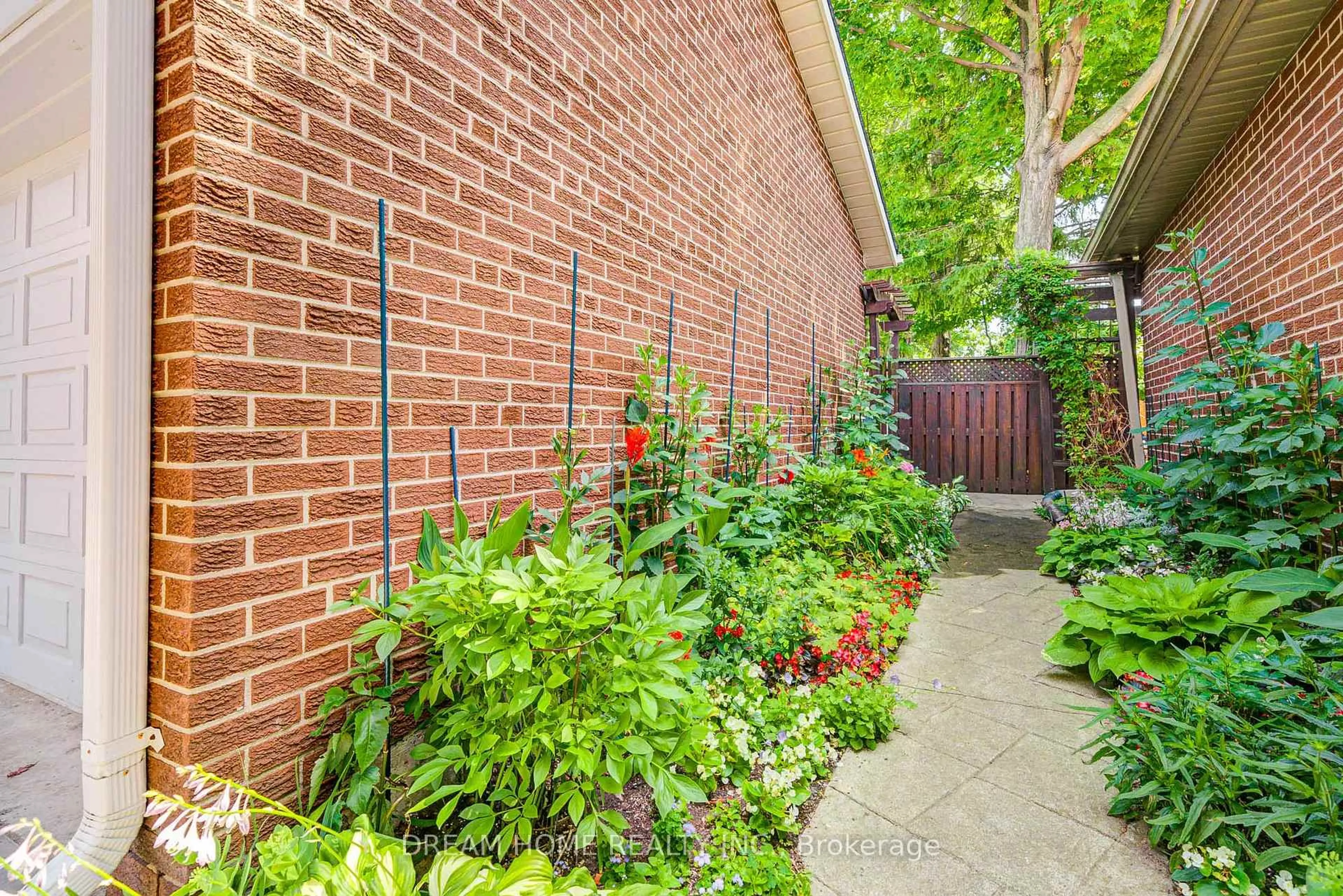 Patio, street for 811 Huntingwood Dr, Toronto Ontario M1T 2L8