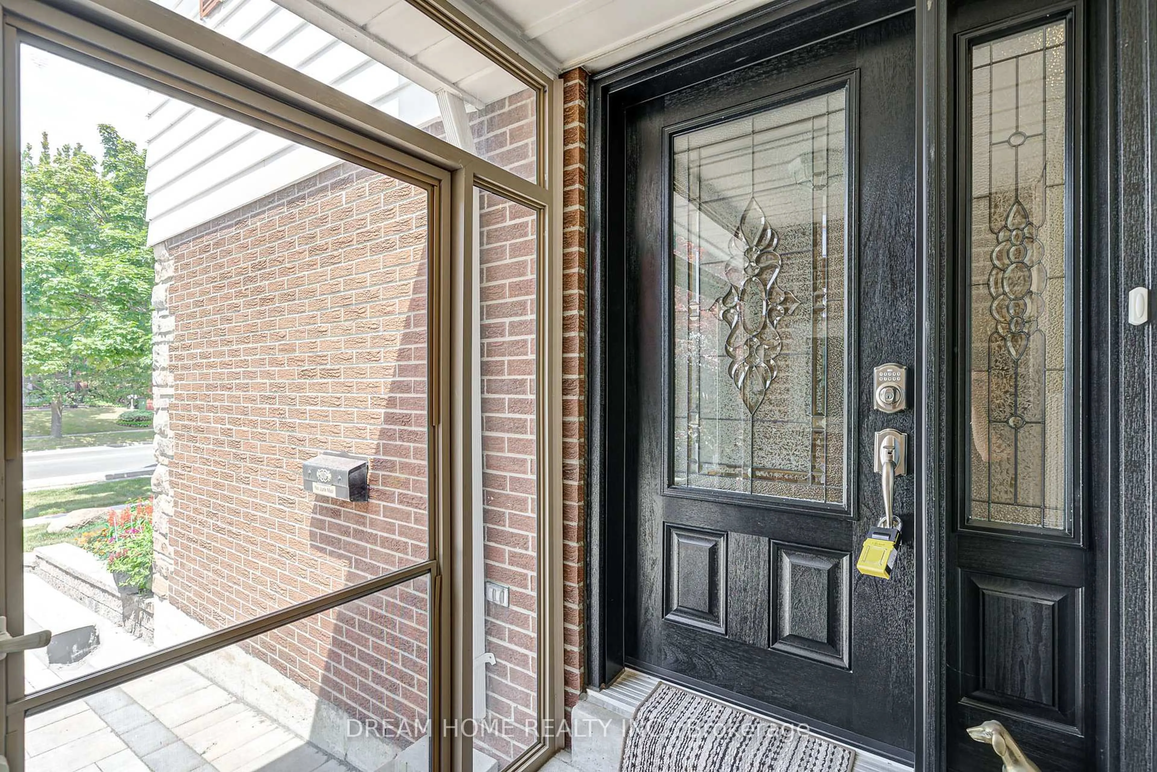 Indoor entryway for 811 Huntingwood Dr, Toronto Ontario M1T 2L8