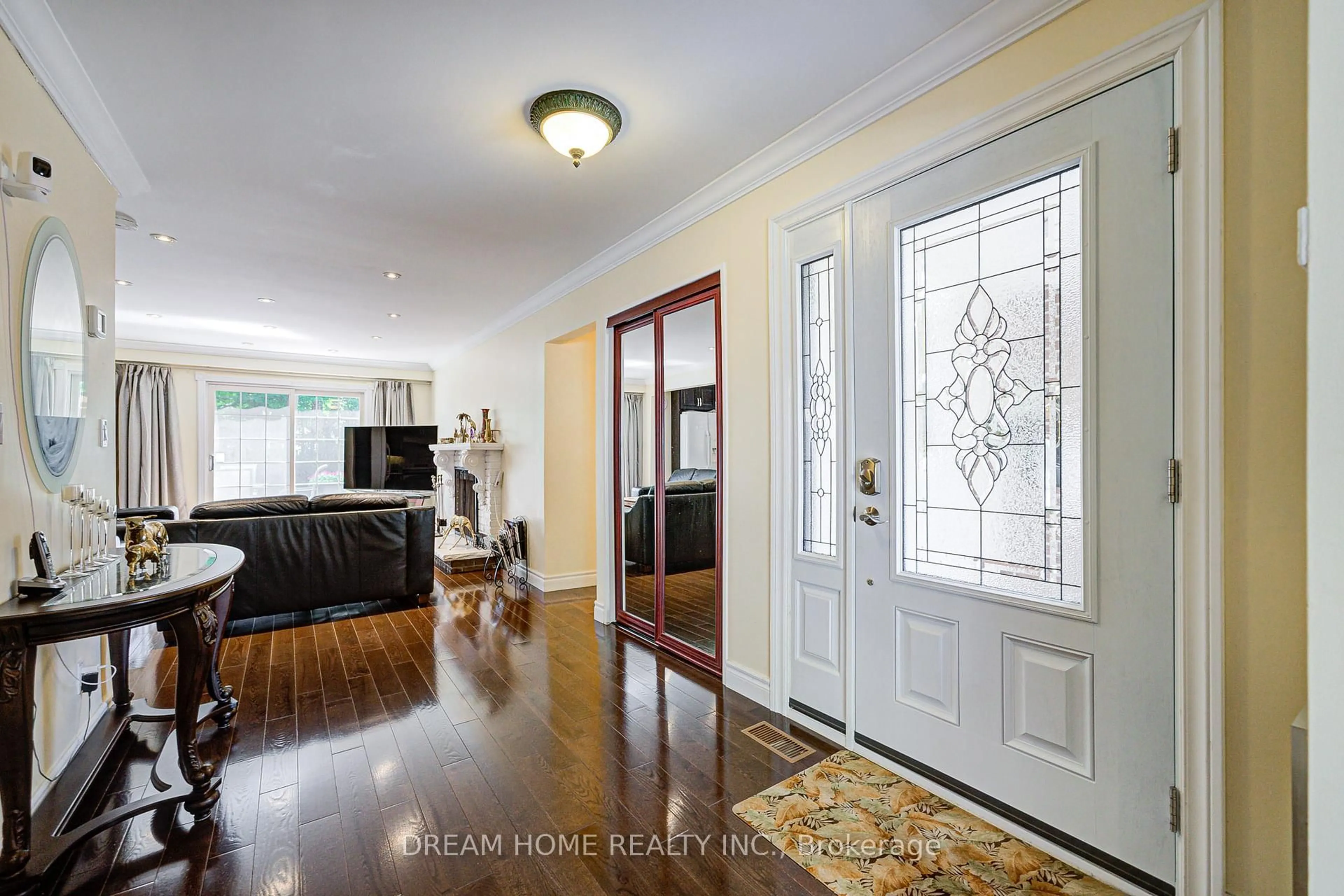 Indoor entryway for 811 Huntingwood Dr, Toronto Ontario M1T 2L8