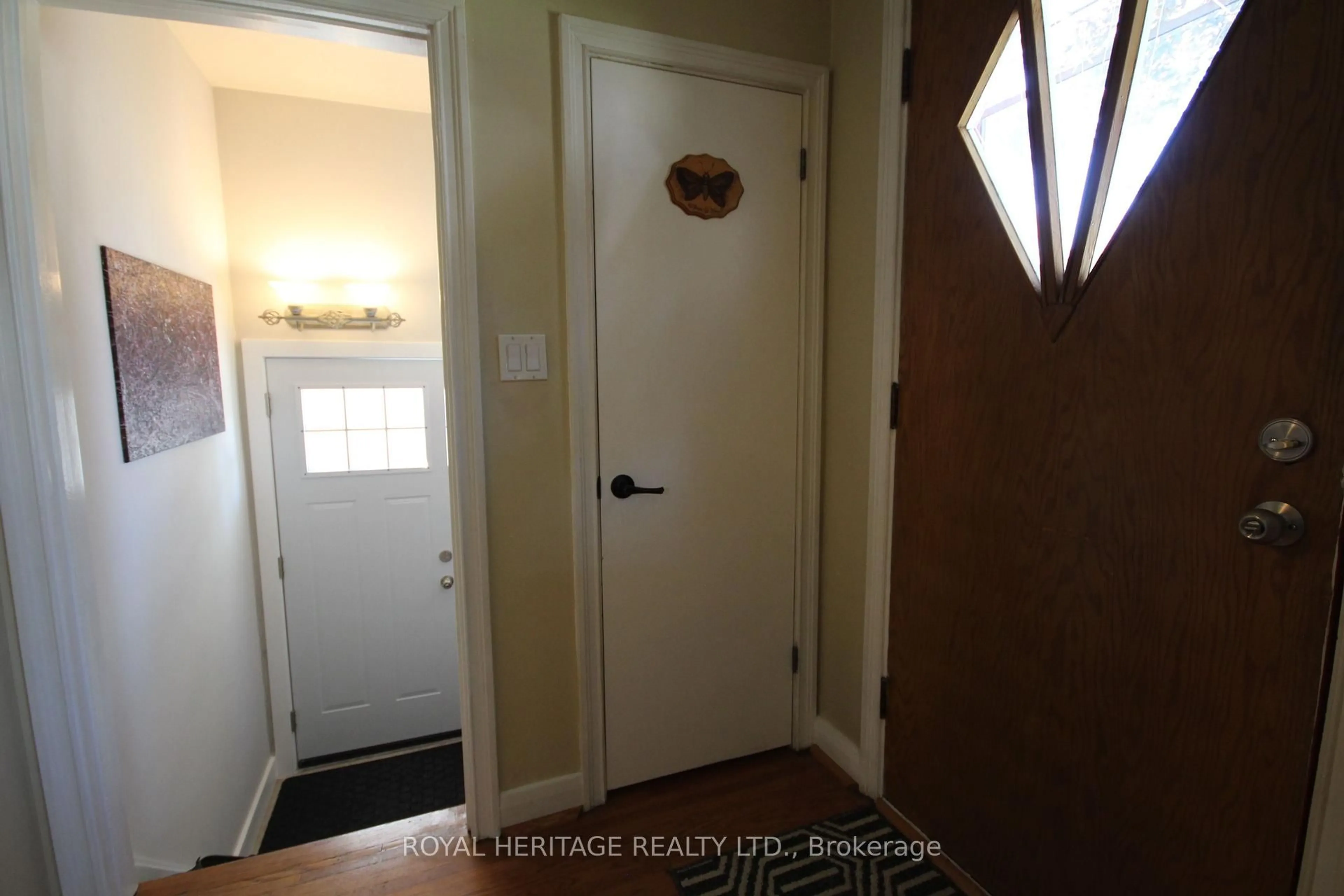 Indoor entryway for 373 Colborne St, Oshawa Ontario L1G 1M9