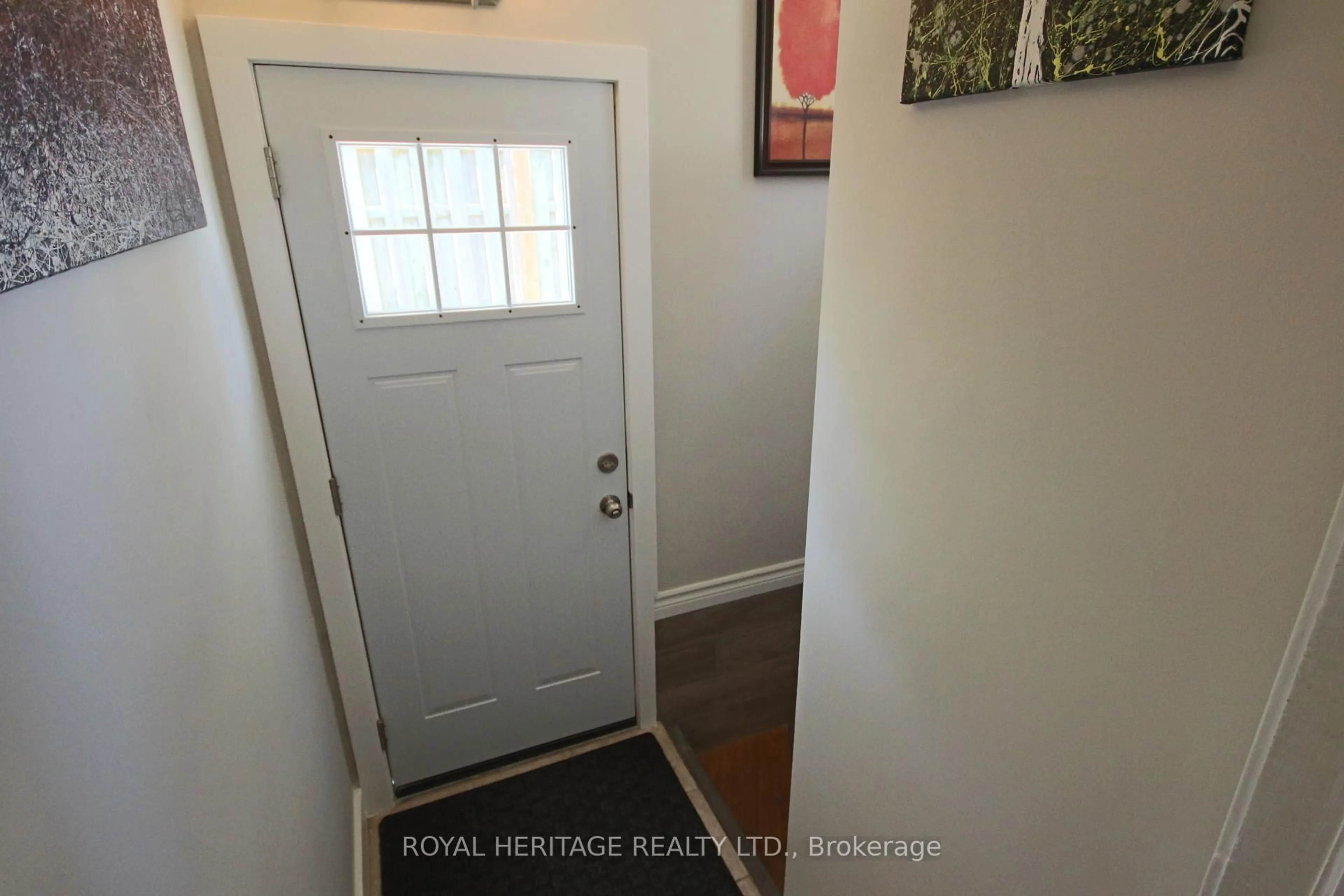 Indoor entryway for 373 Colborne St, Oshawa Ontario L1G 1M9