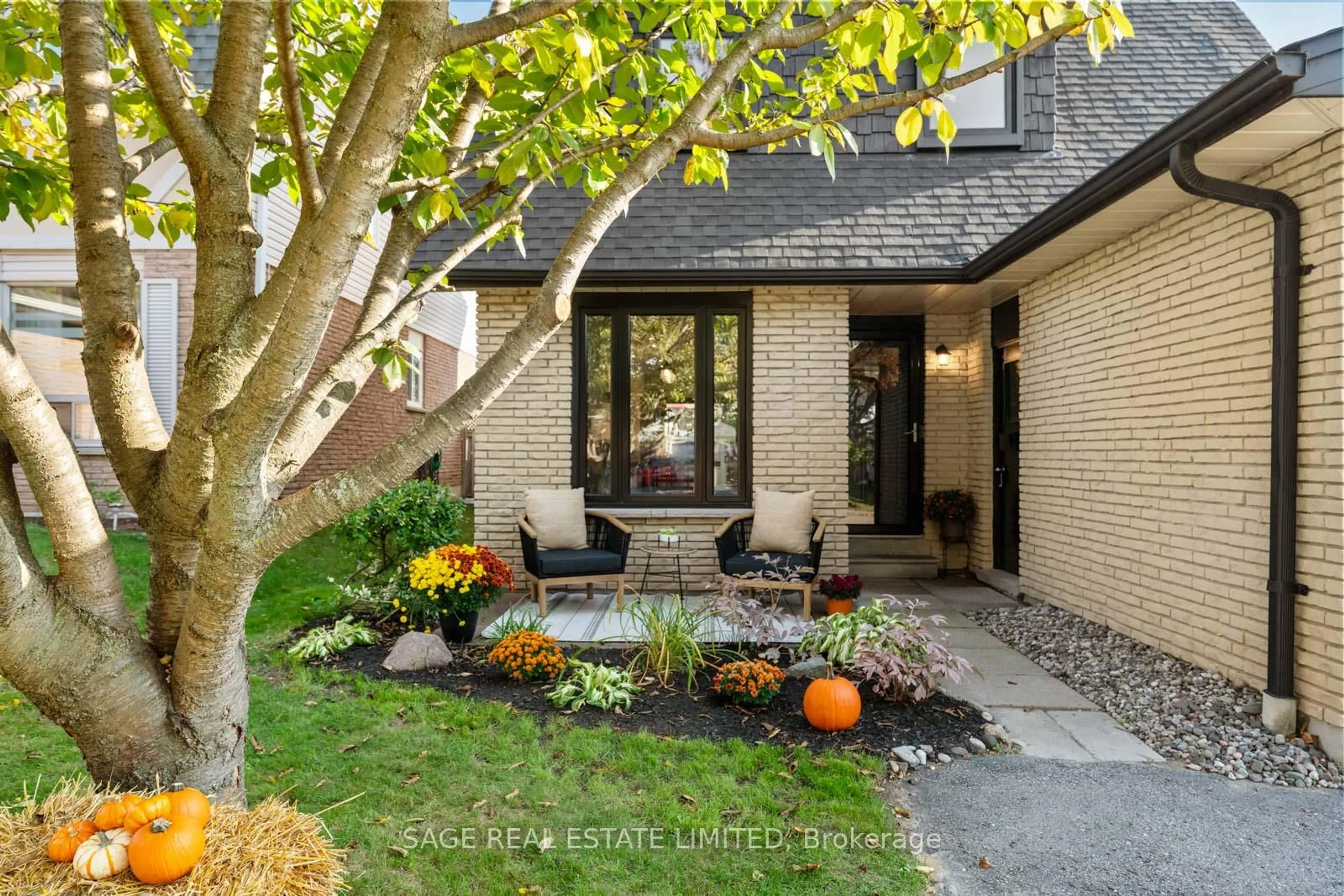 Patio, street for 614 Stonebridge Lane, Pickering Ontario L1W 3B3