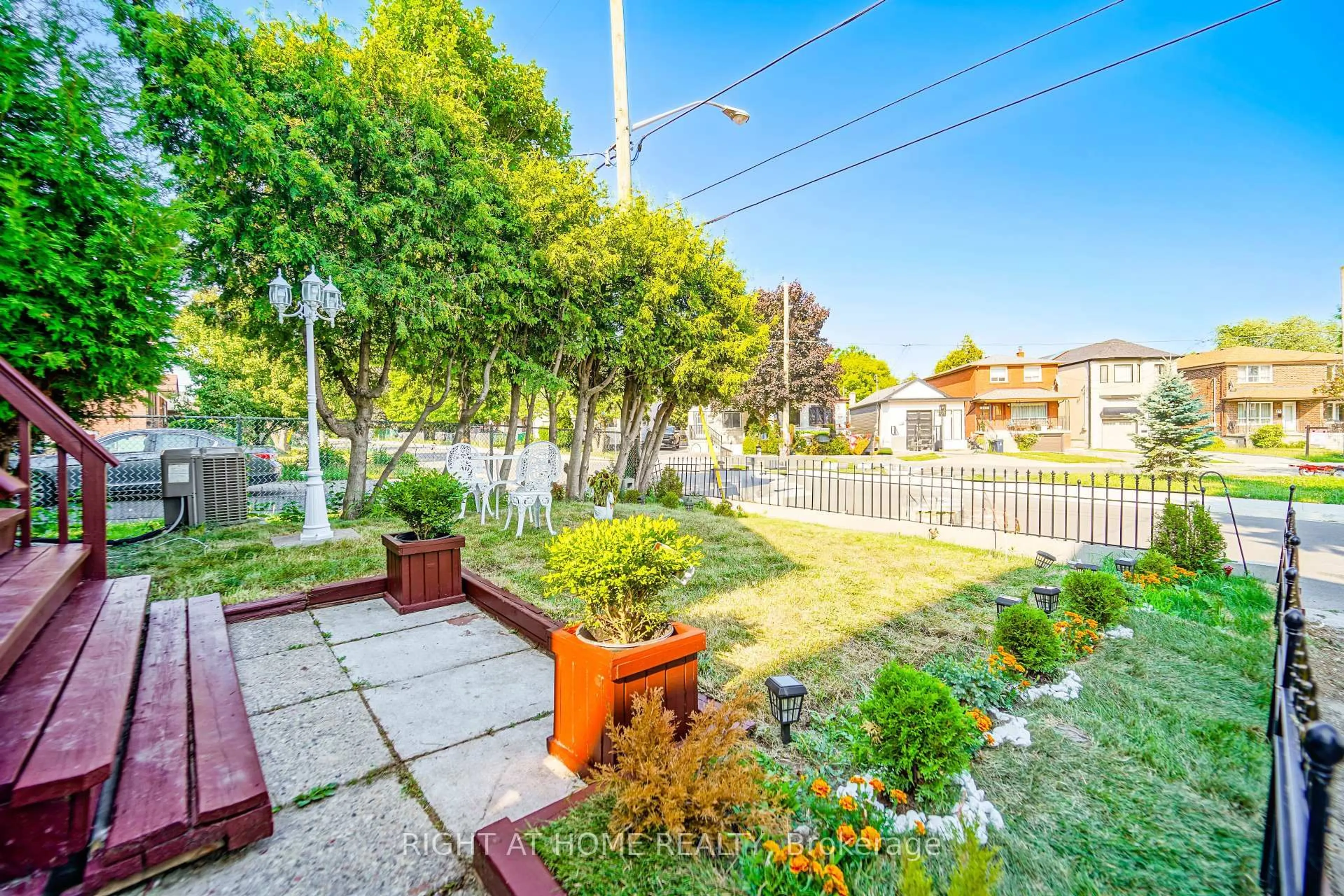Patio, street for 174 Aylesworth Ave, Toronto Ontario M1N 2J6