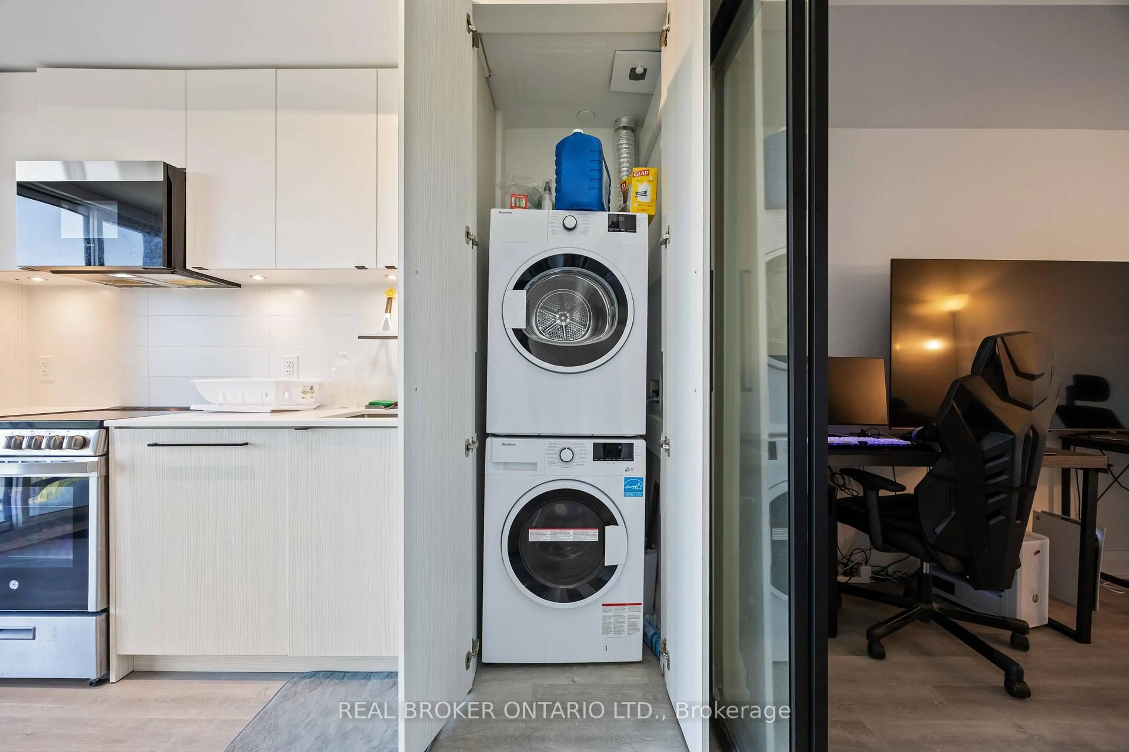 Laundry room for 2369 Danforth Ave #705, Toronto Ontario M4C 0B1