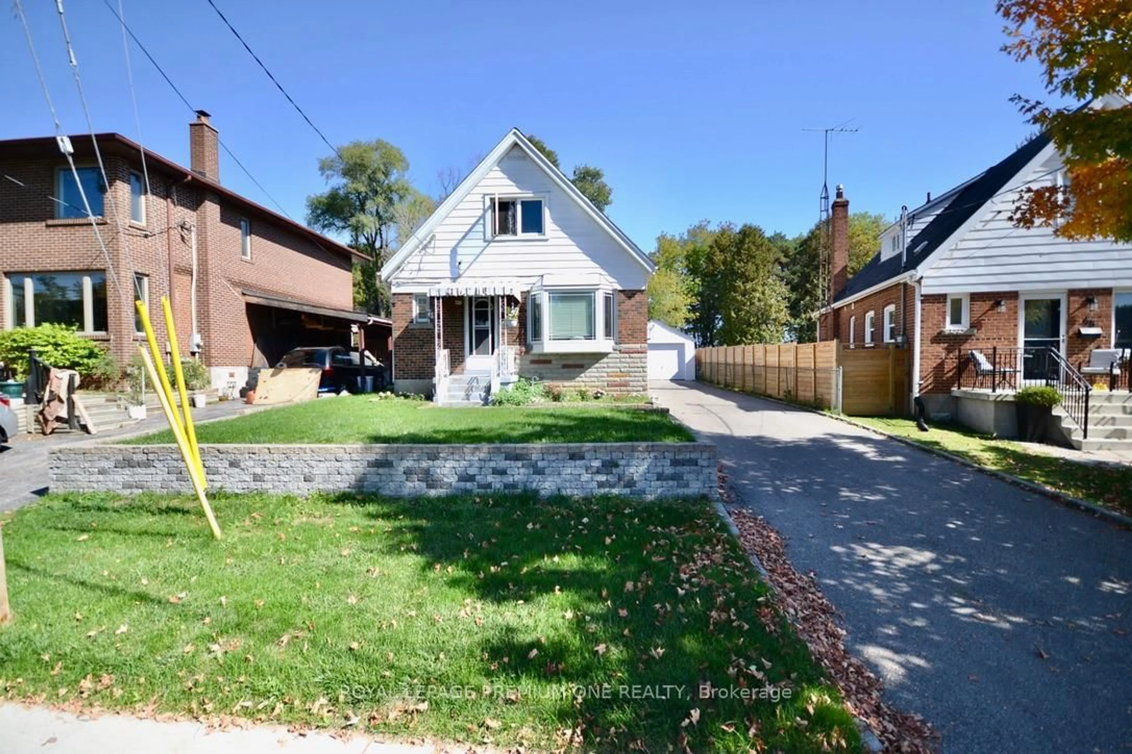 A pic from outside/outdoor area/front of a property/back of a property/a pic from drone, street for 47 singleton Rd, Toronto Ontario M1R 1H8