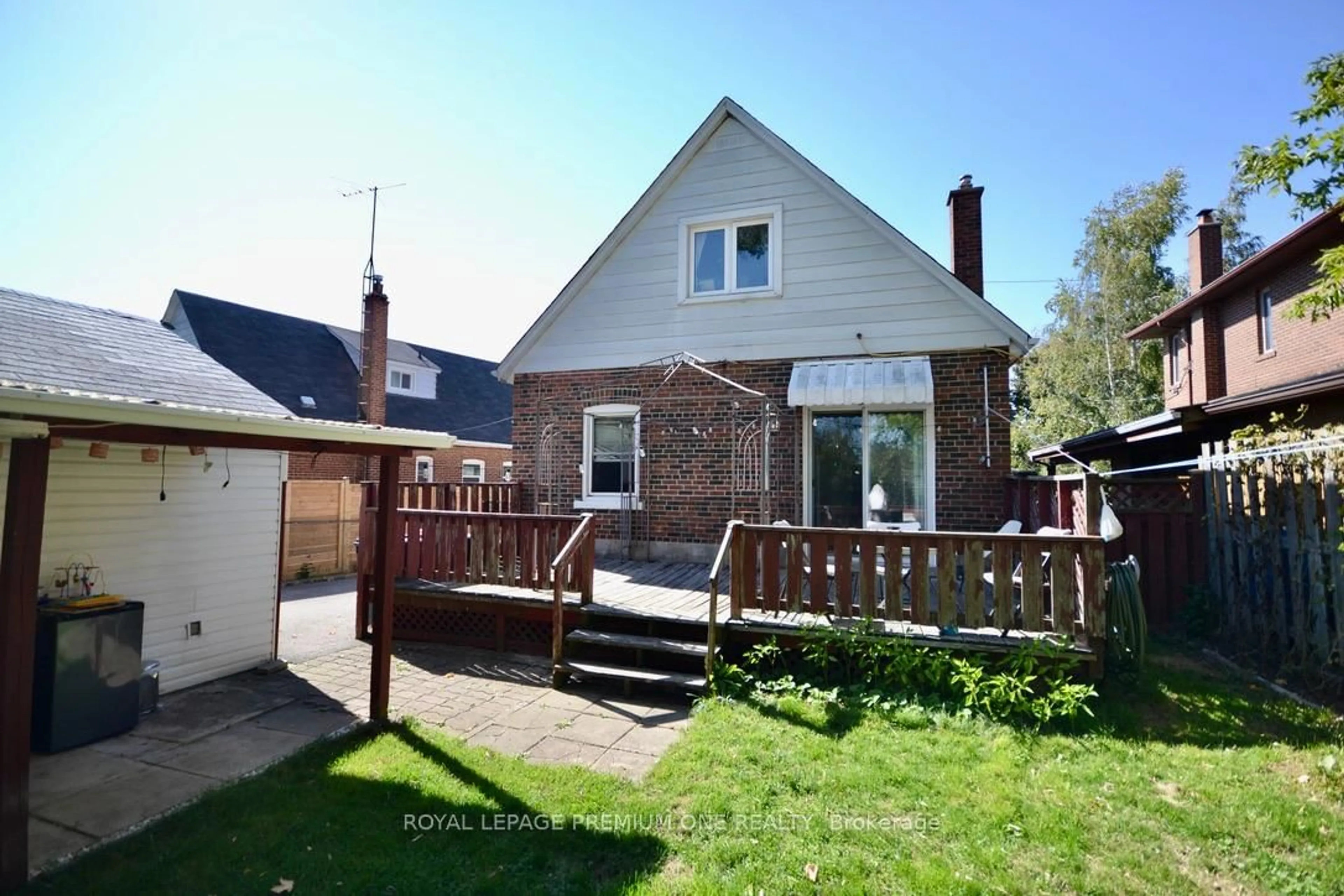 A pic from outside/outdoor area/front of a property/back of a property/a pic from drone, street for 47 singleton Rd, Toronto Ontario M1R 1H8