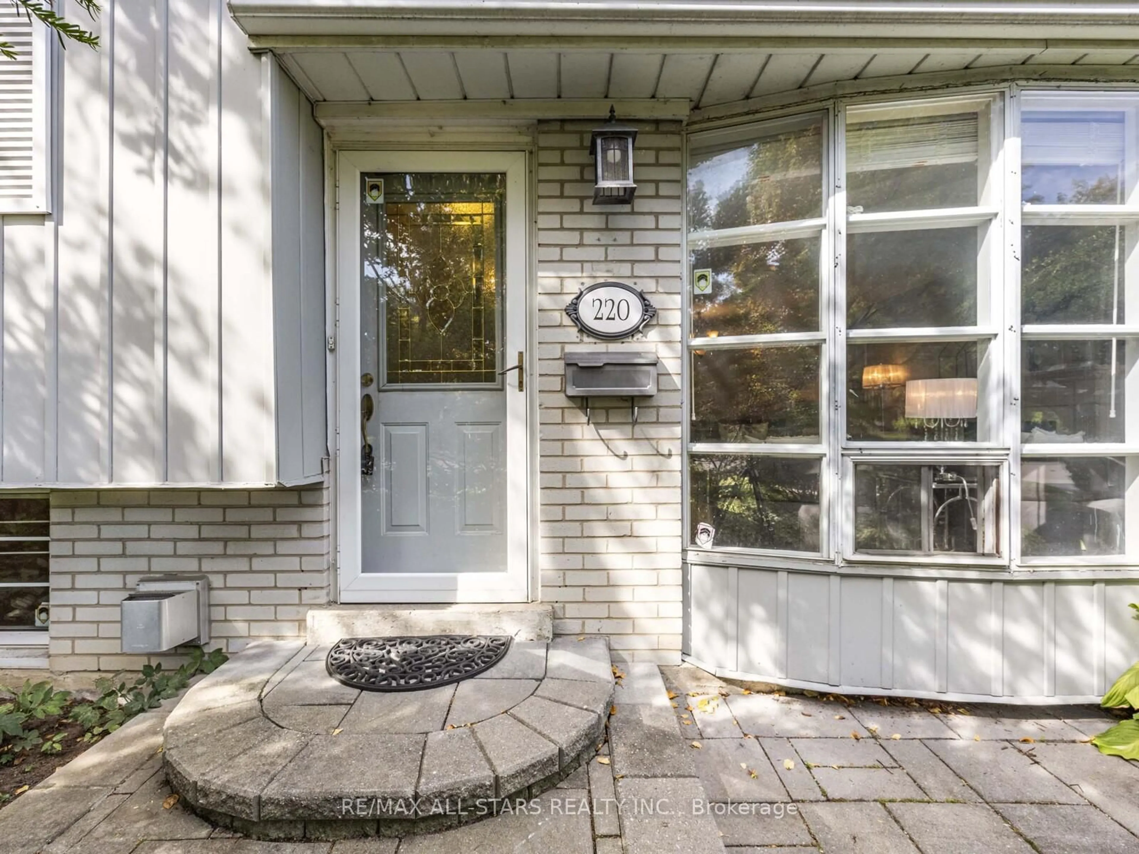 Indoor entryway for 220 Catalina Dr, Toronto Ontario M1E 1B7
