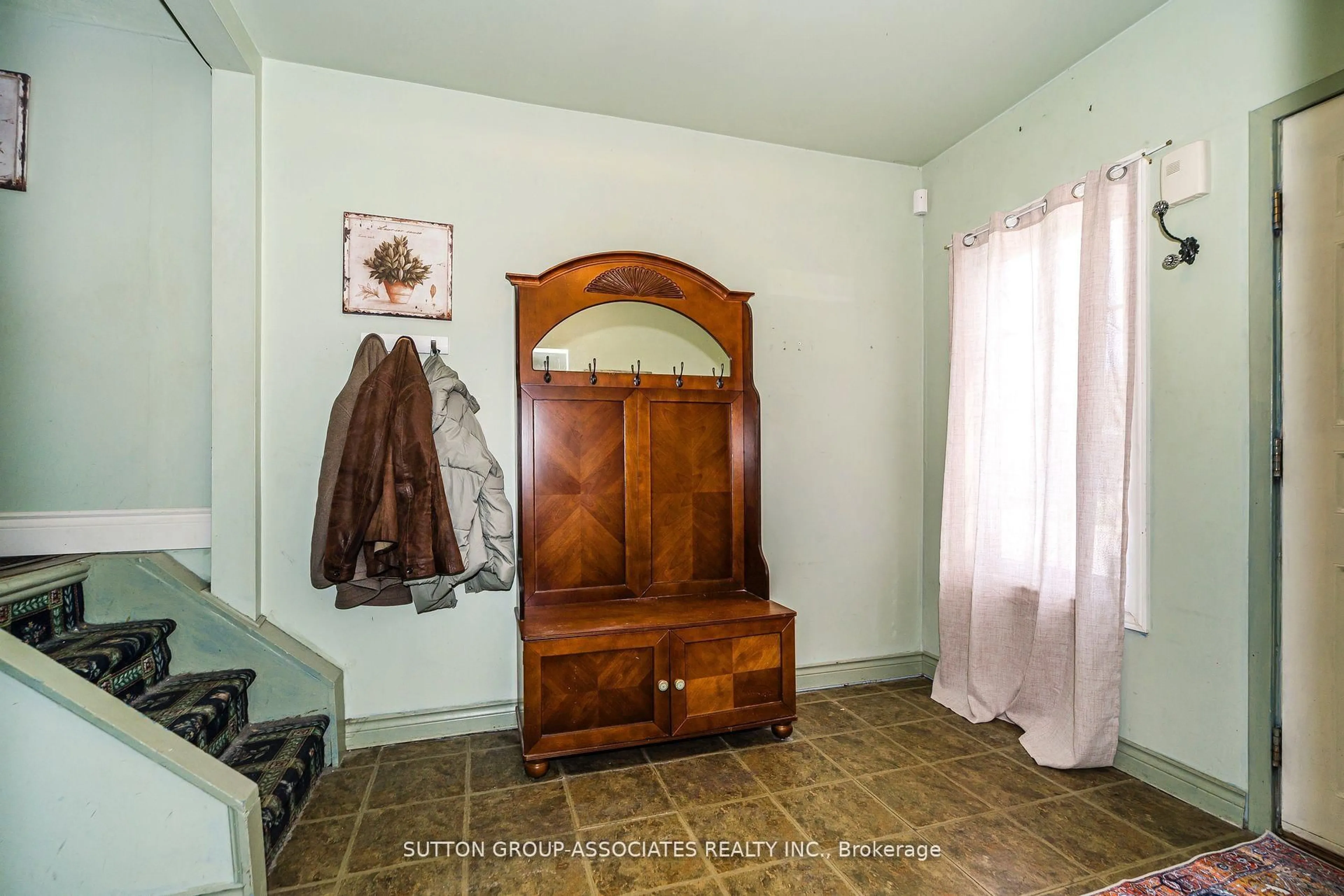 Indoor entryway for 16 North Bonnington Ave, Toronto Ontario M1K 1X2