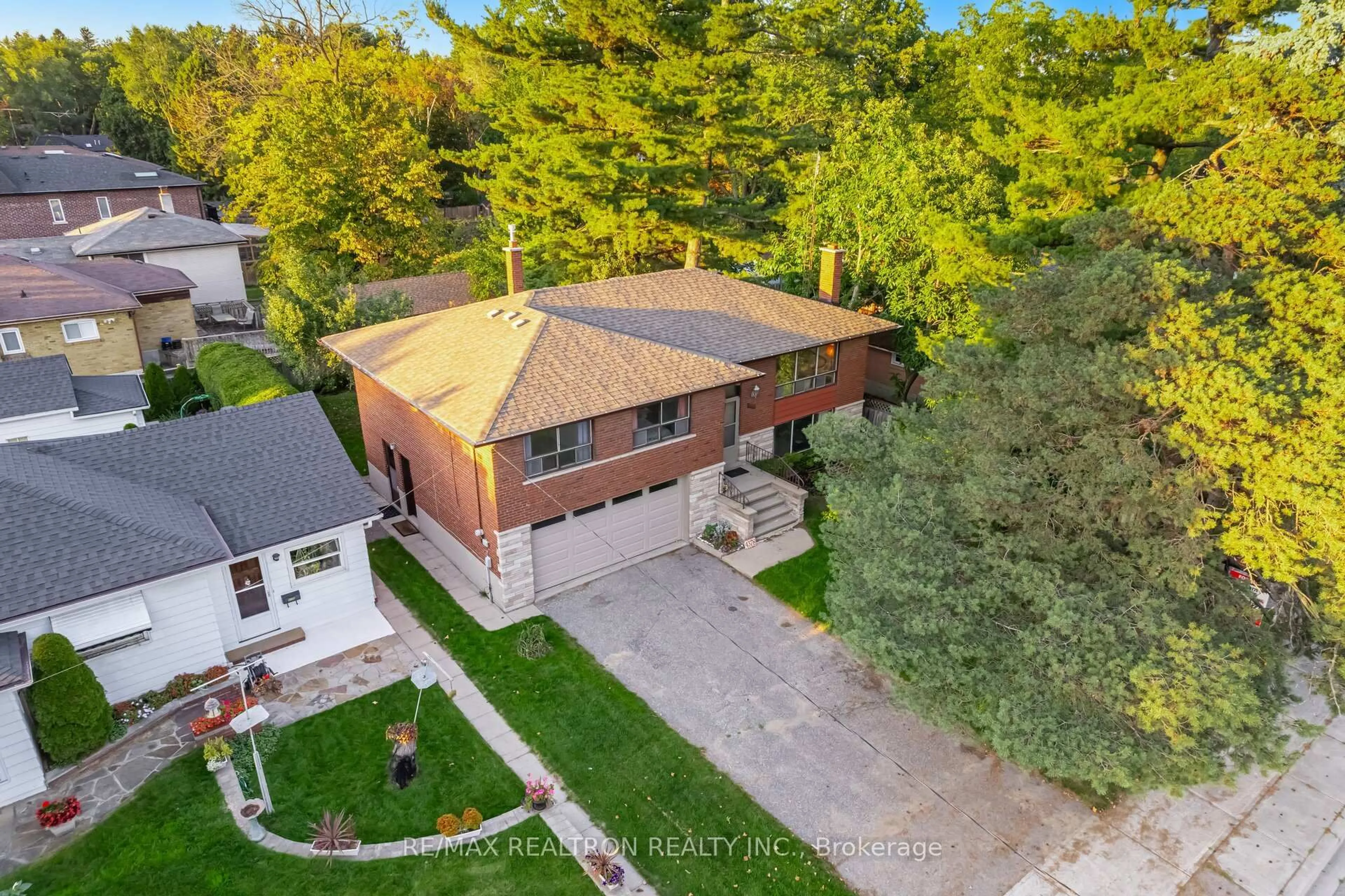 A pic from outside/outdoor area/front of a property/back of a property/a pic from drone, street for 4378 Lawrence Ave, Toronto Ontario M1E 2T3