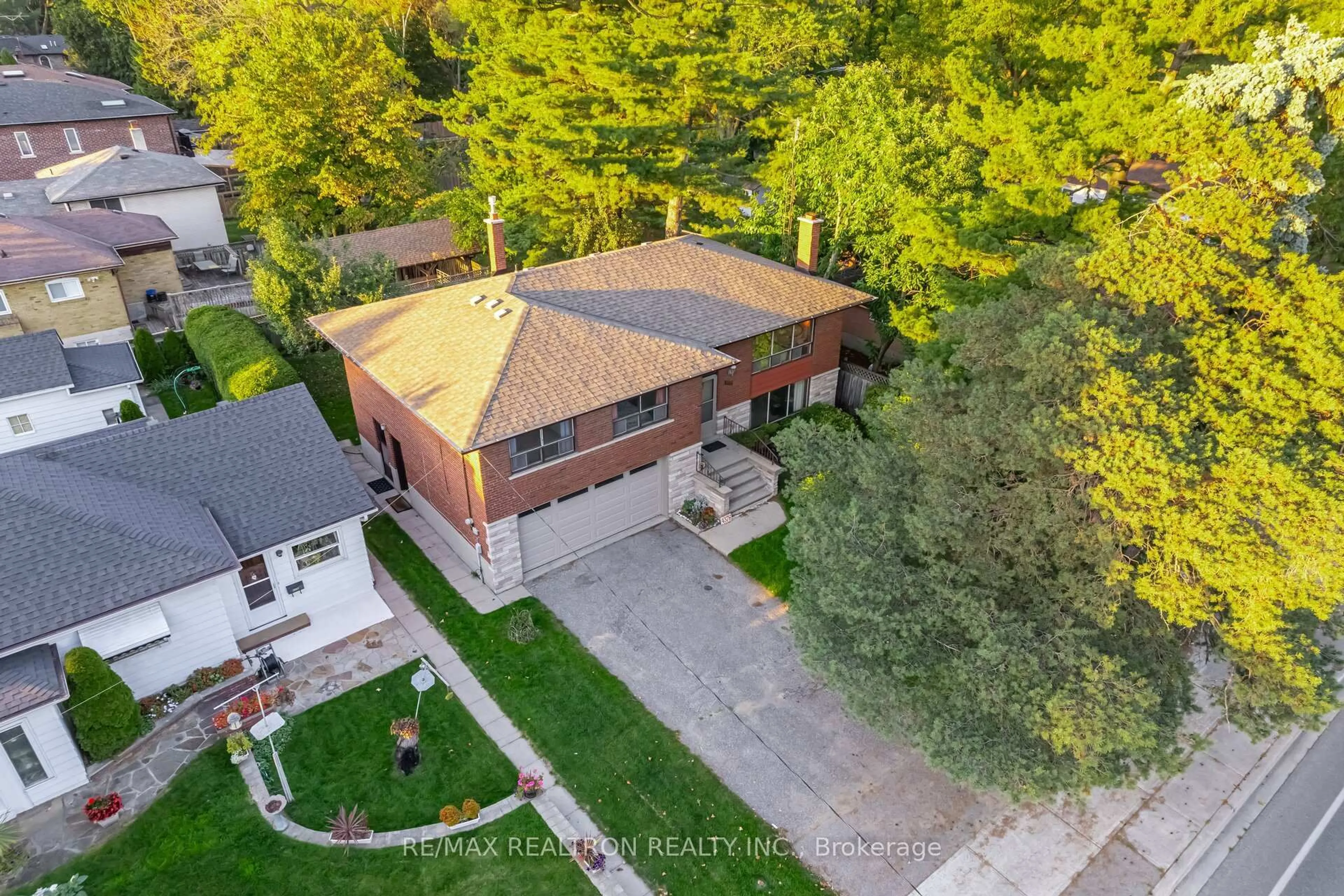 A pic from outside/outdoor area/front of a property/back of a property/a pic from drone, street for 4378 Lawrence Ave, Toronto Ontario M1E 2T3