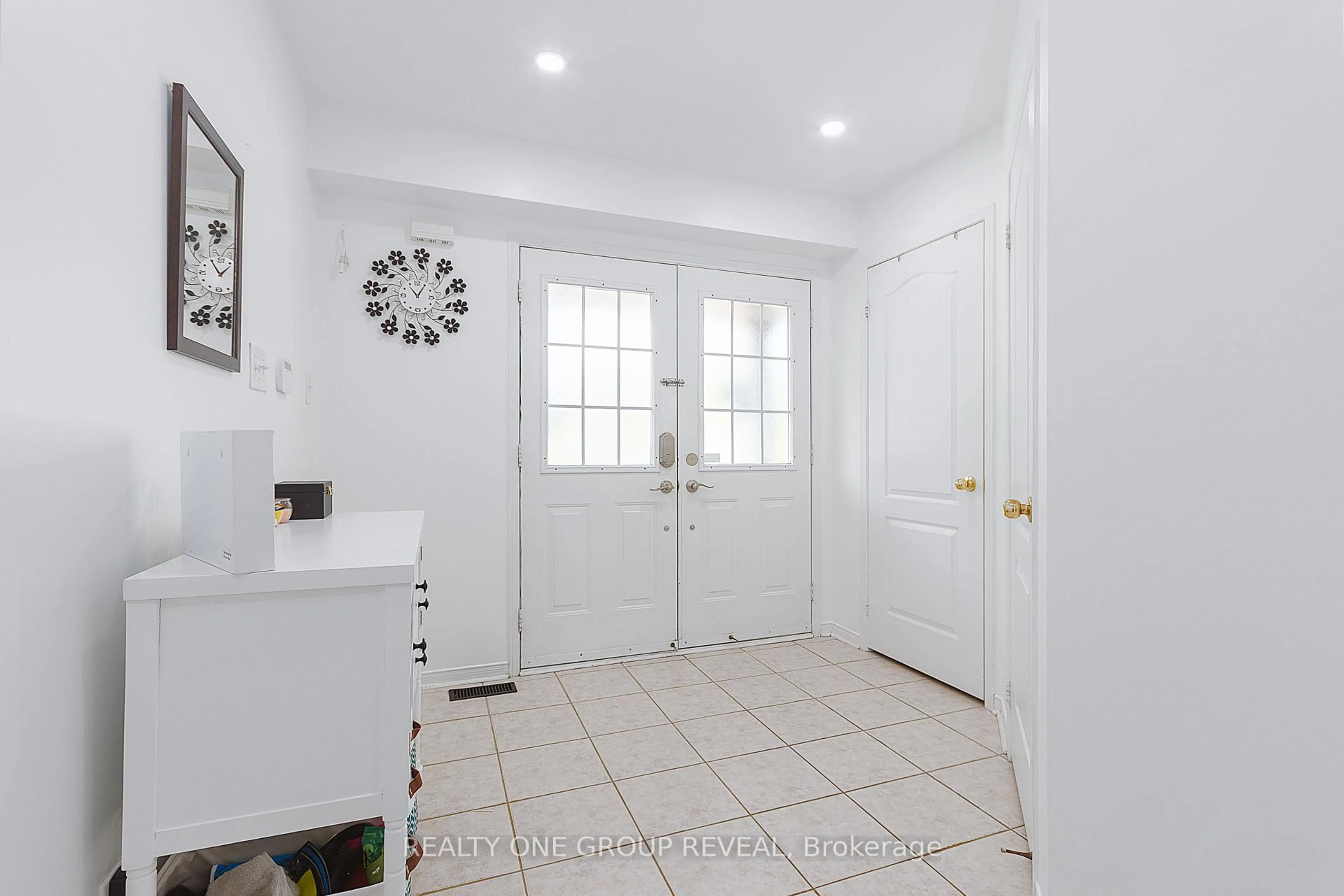 Indoor entryway for 303 Porte Rd, Ajax Ontario L1S 0A4