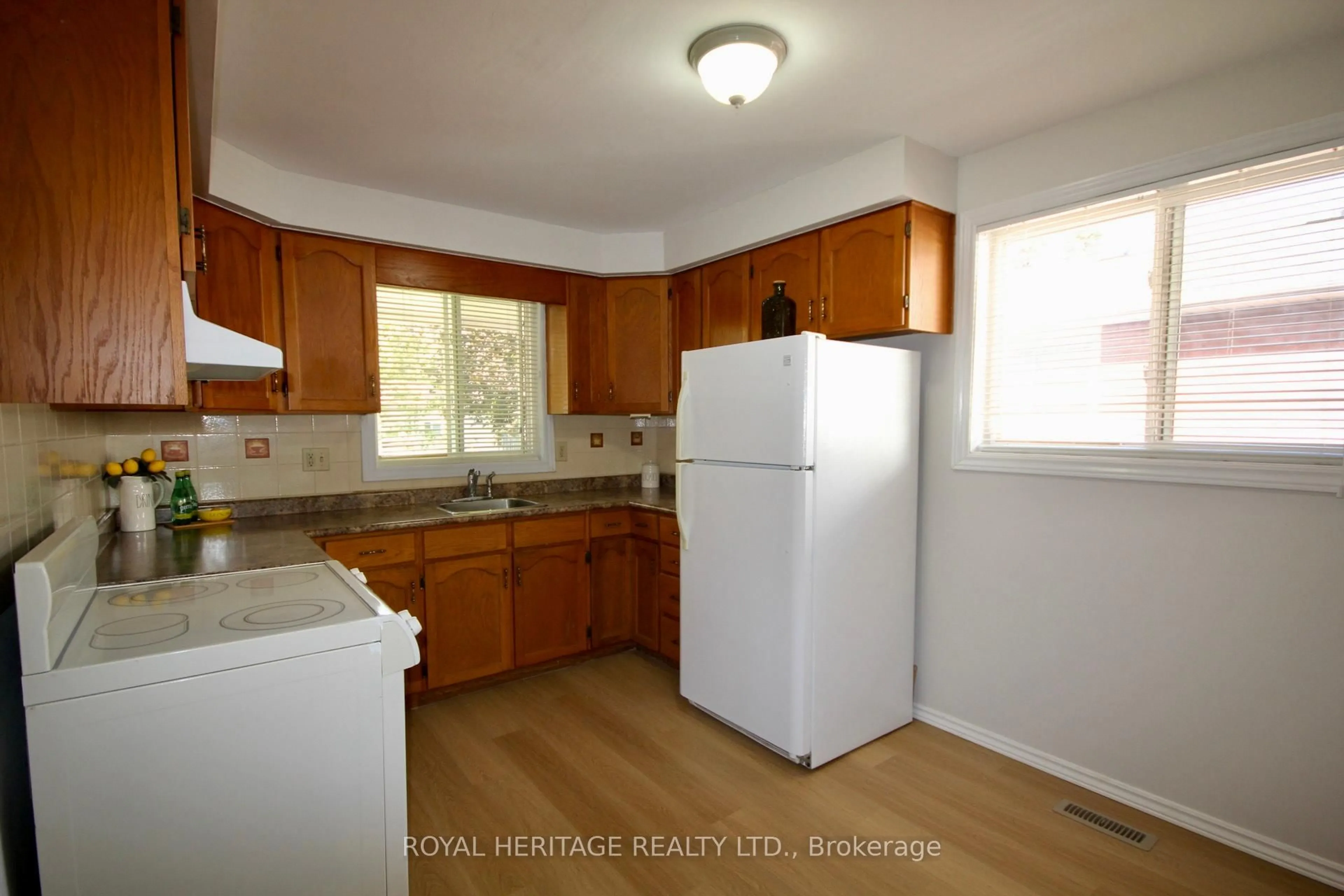 Standard kitchen, unknown for 1078 Ronlea Ave, Oshawa Ontario L1H 2X7