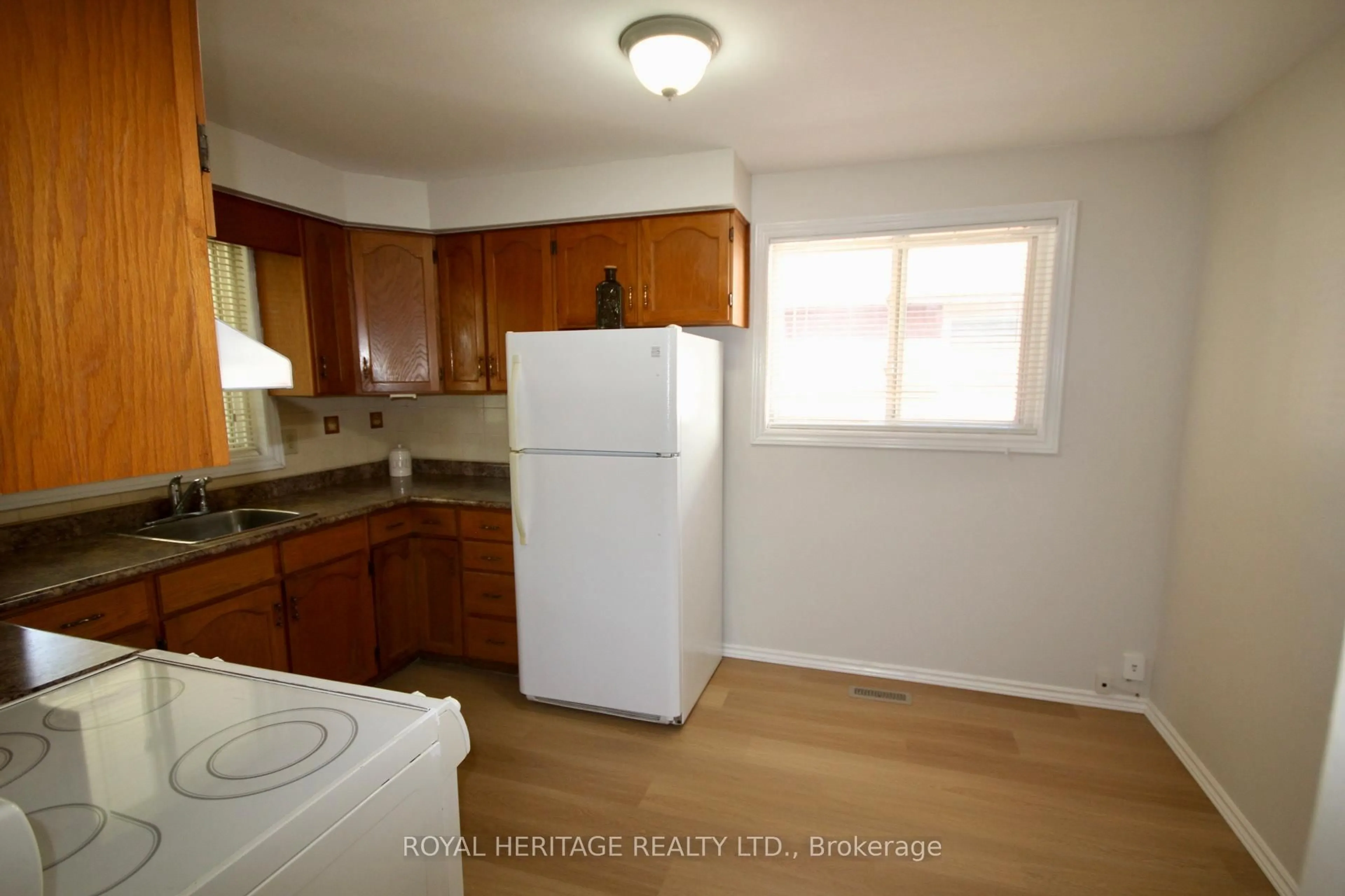 Standard kitchen, unknown for 1078 Ronlea Ave, Oshawa Ontario L1H 2X7