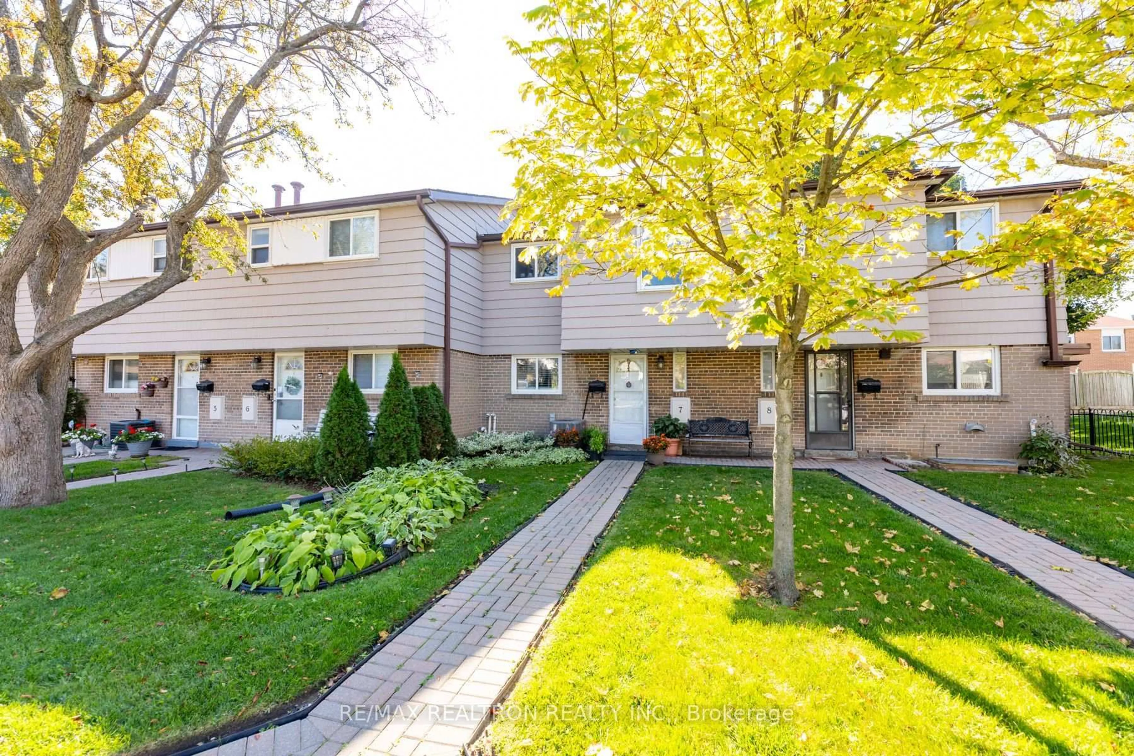 Patio, street for 925 Bayly St #7, Pickering Ontario L1W 1L4