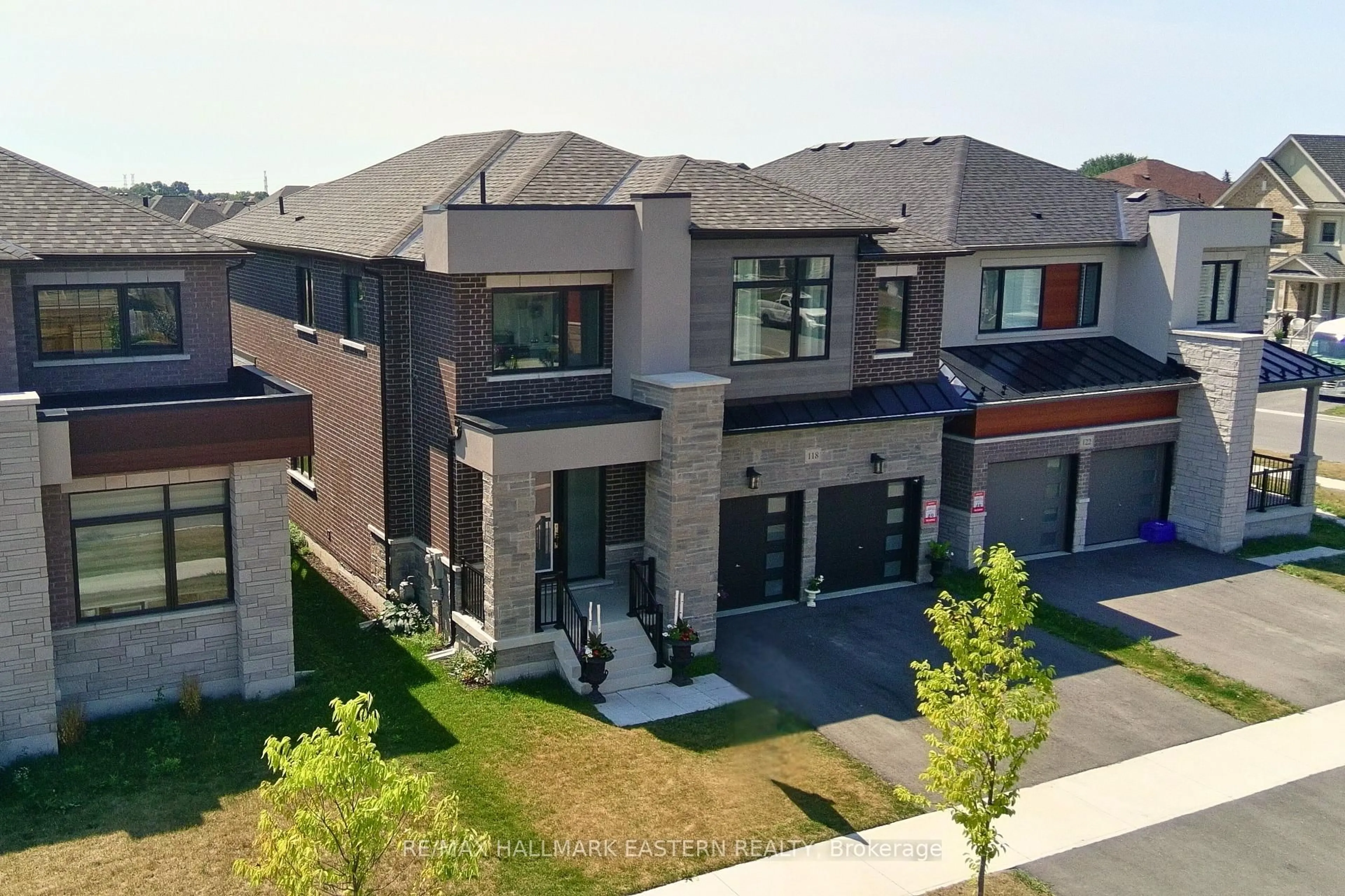 A pic from outside/outdoor area/front of a property/back of a property/a pic from drone, street for 118 Whitehand Dr, Clarington Ontario L1B 0W1