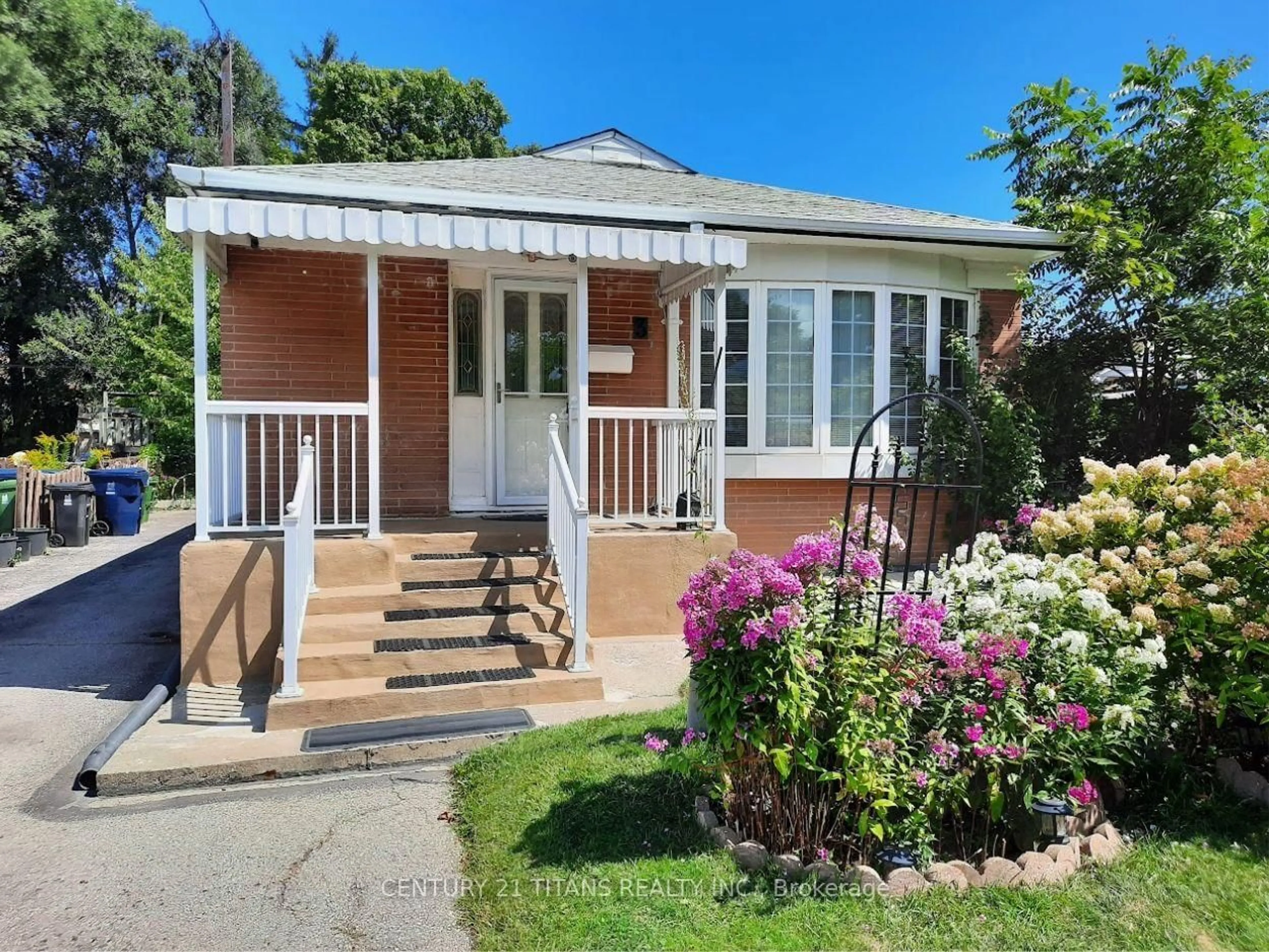 Home with vinyl exterior material, street for 3 Saugeen Cres, Toronto Ontario M1K 3M8