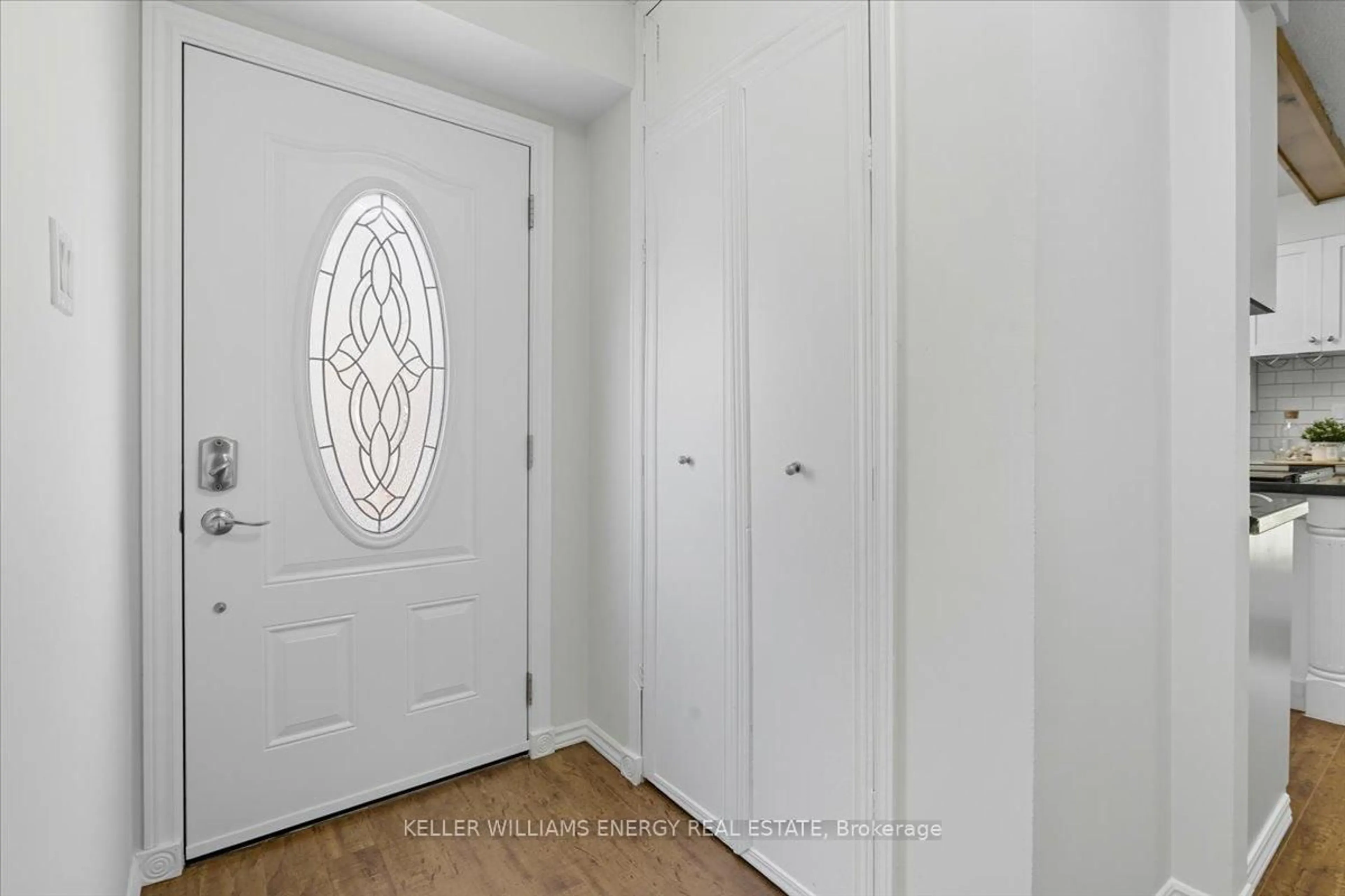 Indoor entryway for 370 Ormond Dr, Oshawa Ontario L1K 1J2
