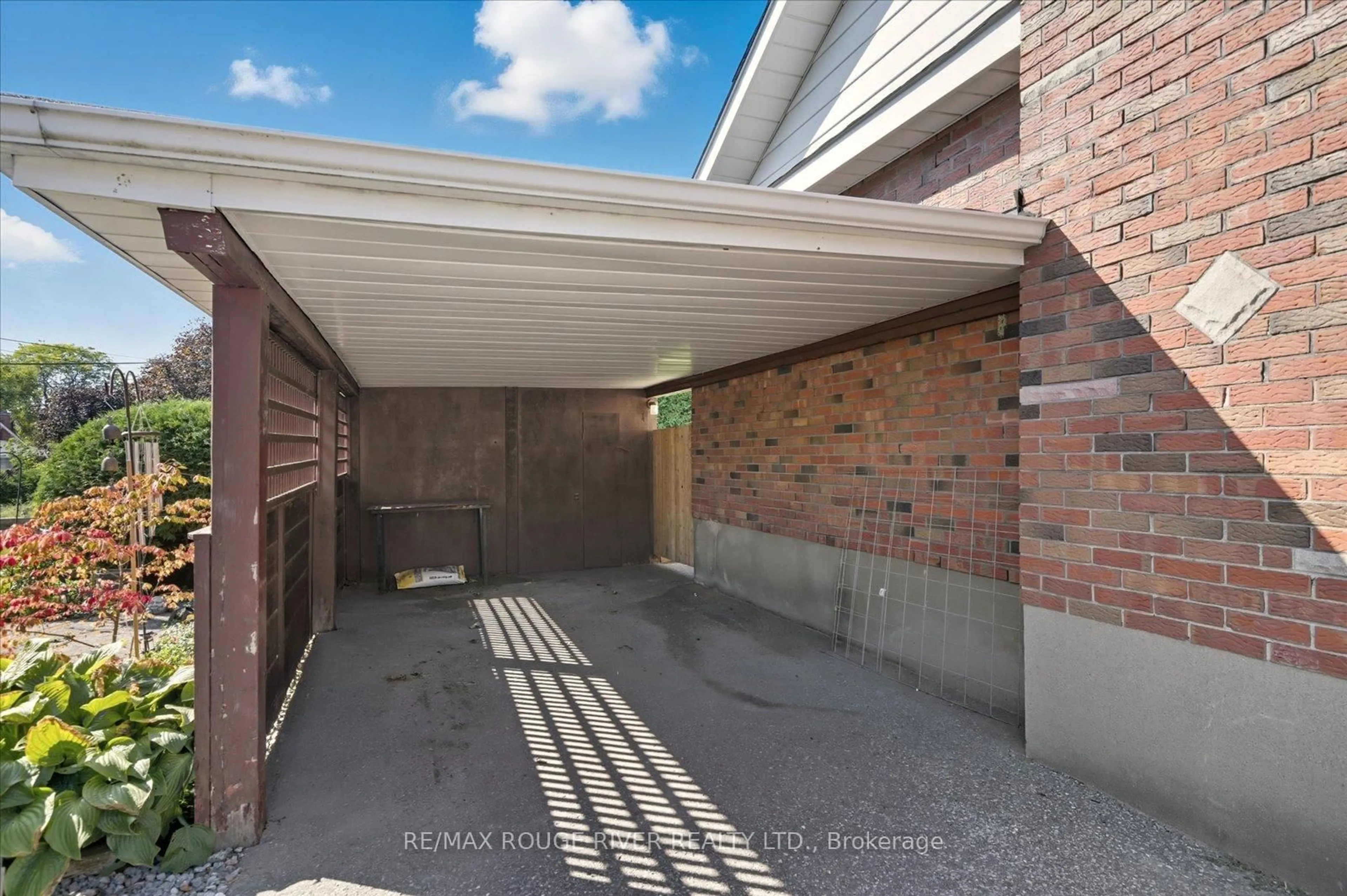 Unknown for 832 Hortop St, Oshawa Ontario L1G 4P1