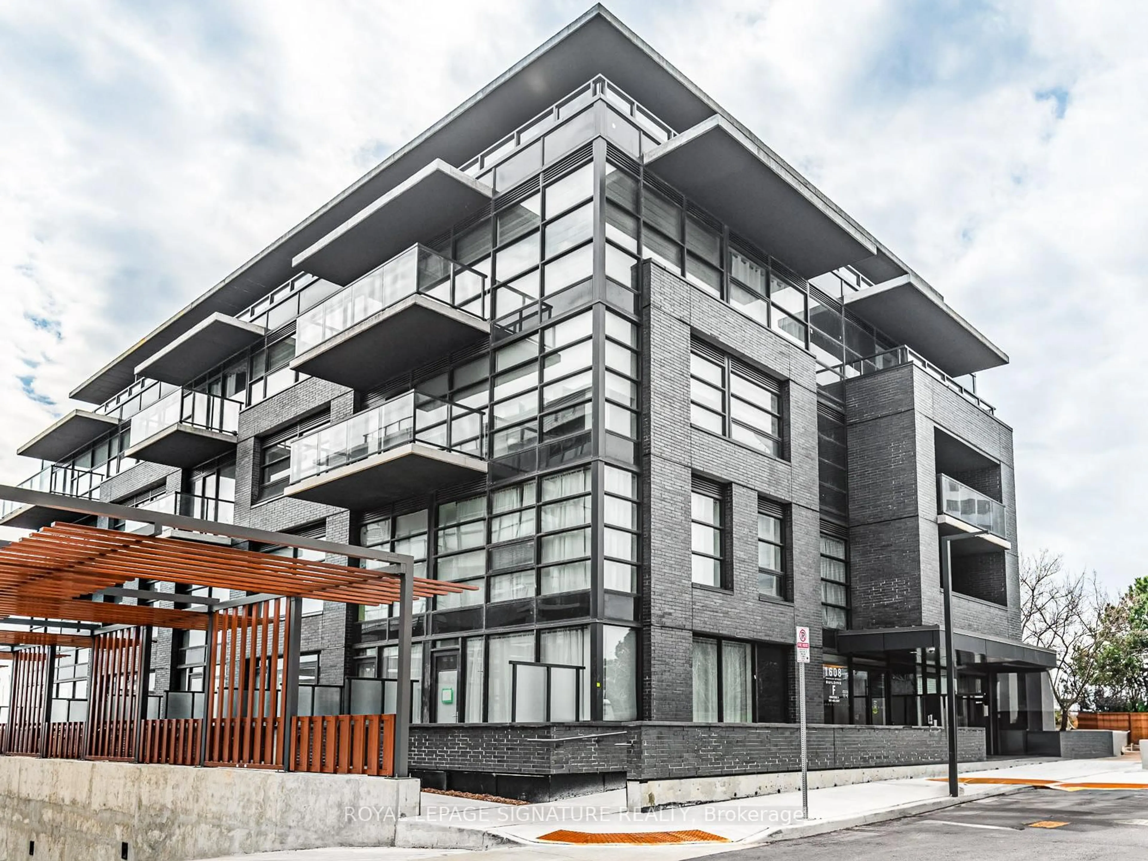 Indoor foyer for 1608 Charles St #183F, Whitby Ontario L1N 1B9