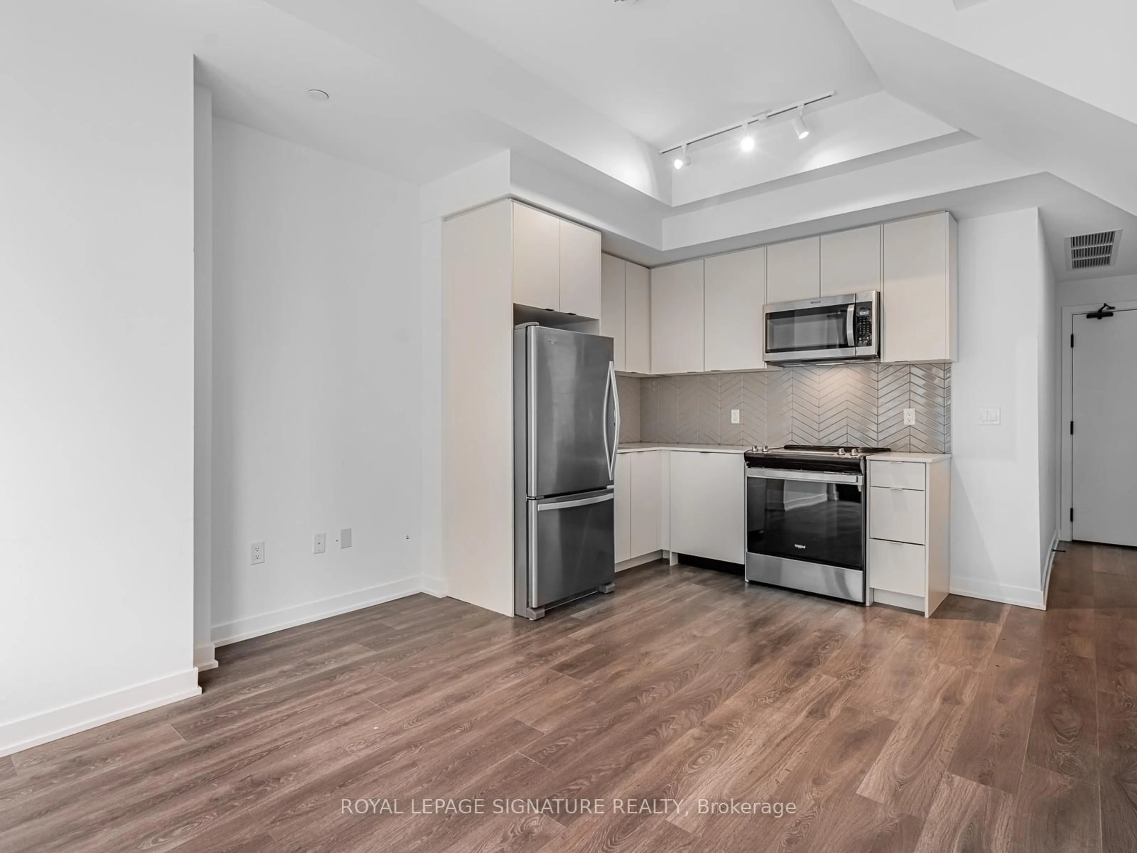 Standard kitchen, unknown for 1608 Charles St #183F, Whitby Ontario L1N 1B9