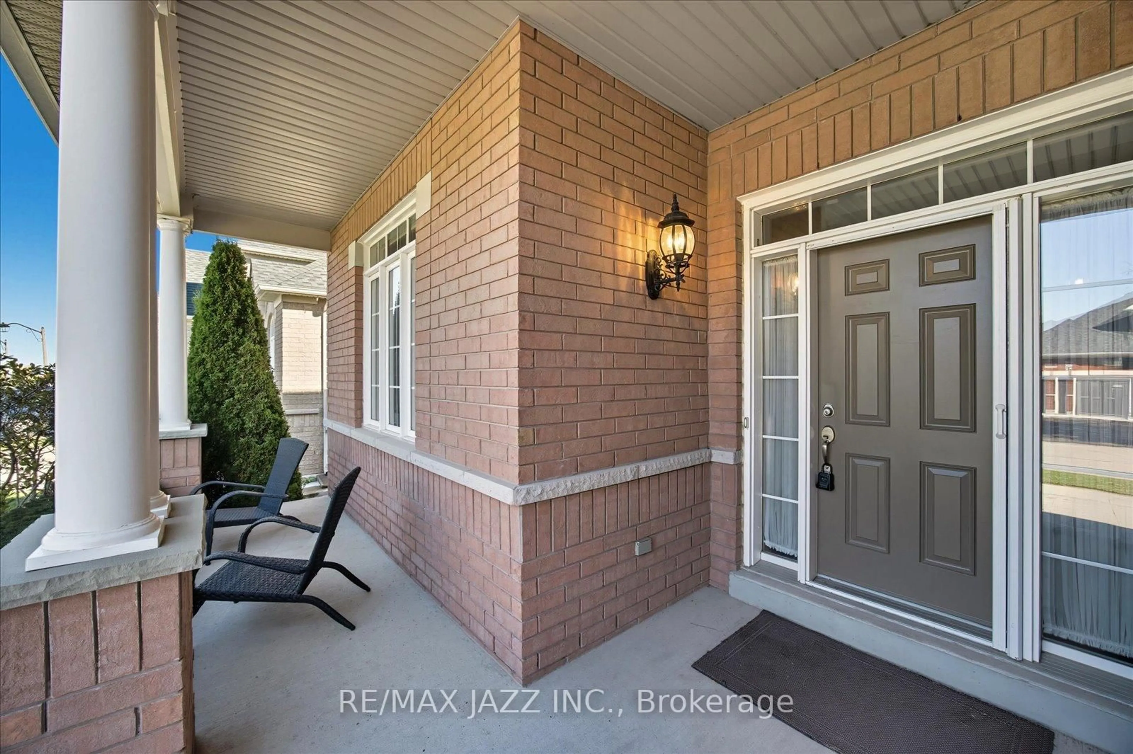 Indoor entryway for 1629 Chilliwack St, Oshawa Ontario L1K 0C4
