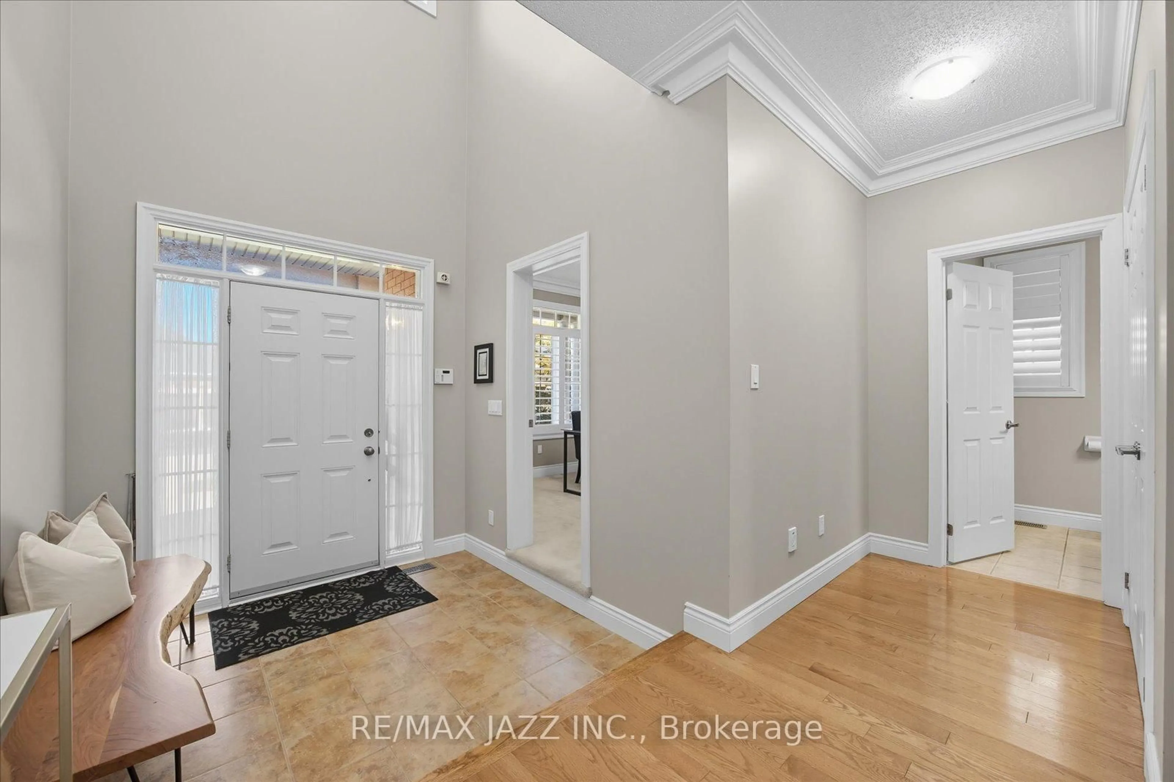 Indoor entryway for 1629 Chilliwack St, Oshawa Ontario L1K 0C4