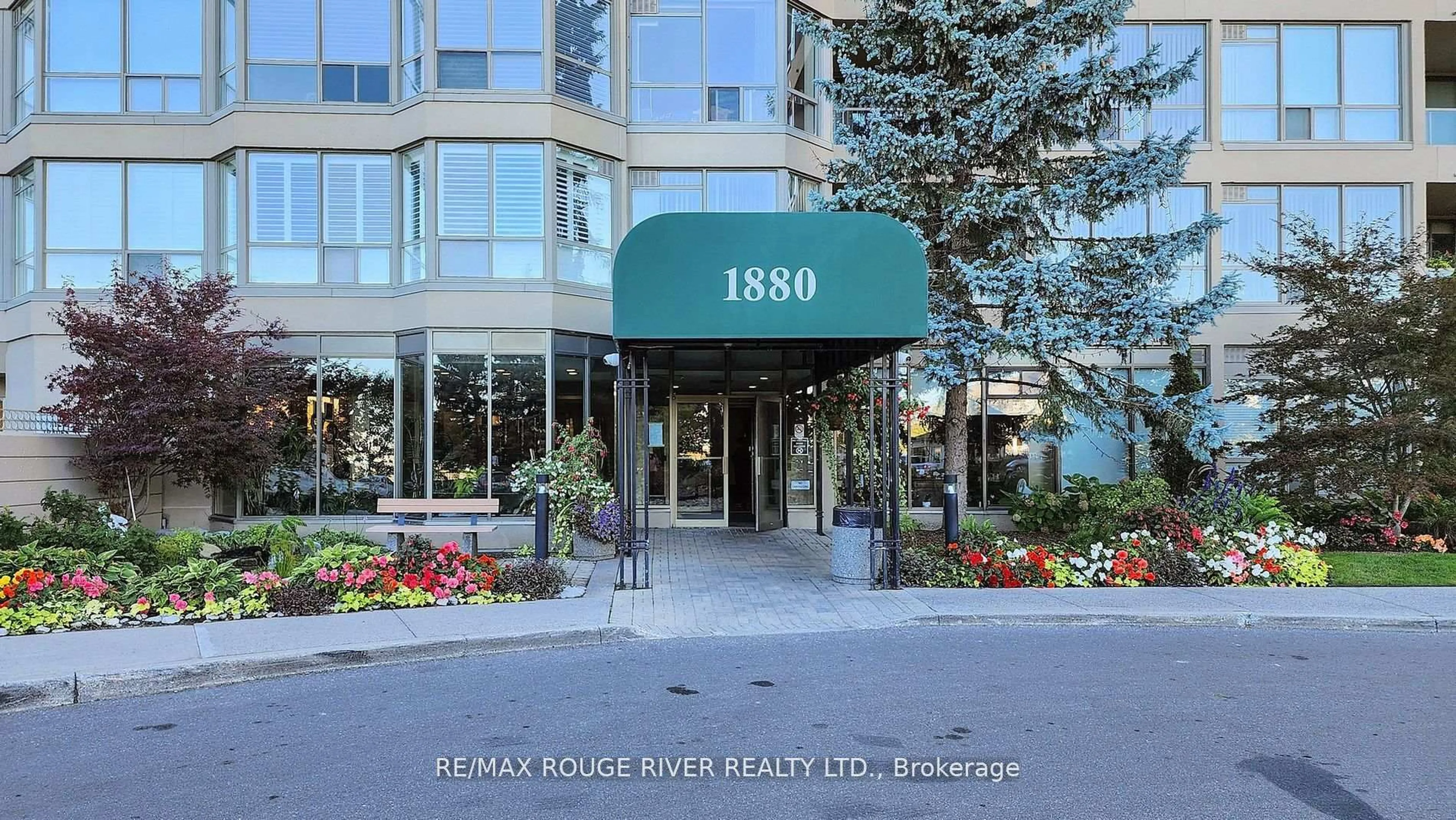 Indoor foyer for 1880 Valley Farm Rd #1627, Pickering Ontario L1V 6B3