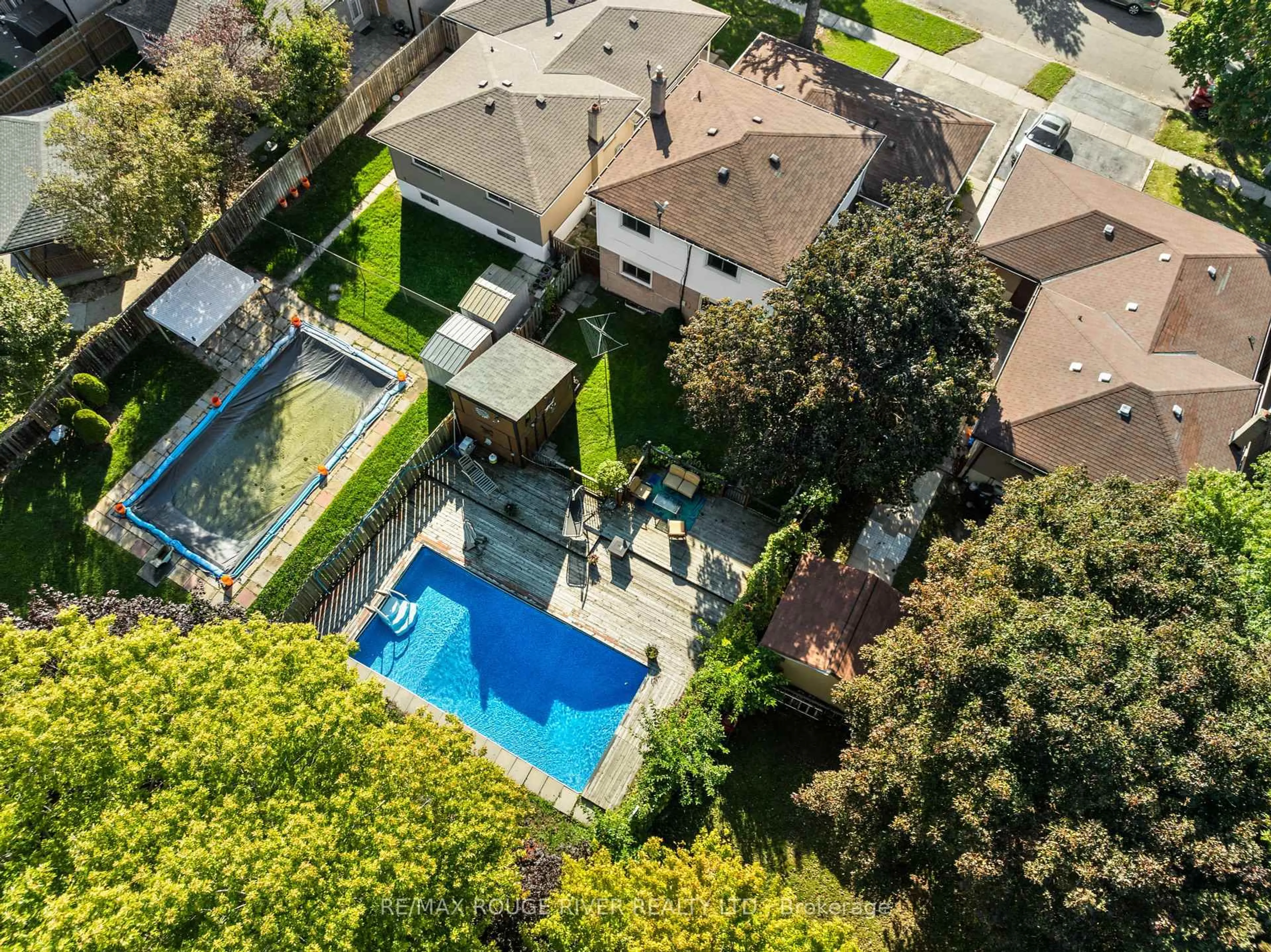 A pic from outside/outdoor area/front of a property/back of a property/a pic from drone, street for 22 Tweedrock Cres, Toronto Ontario M1E 4L5