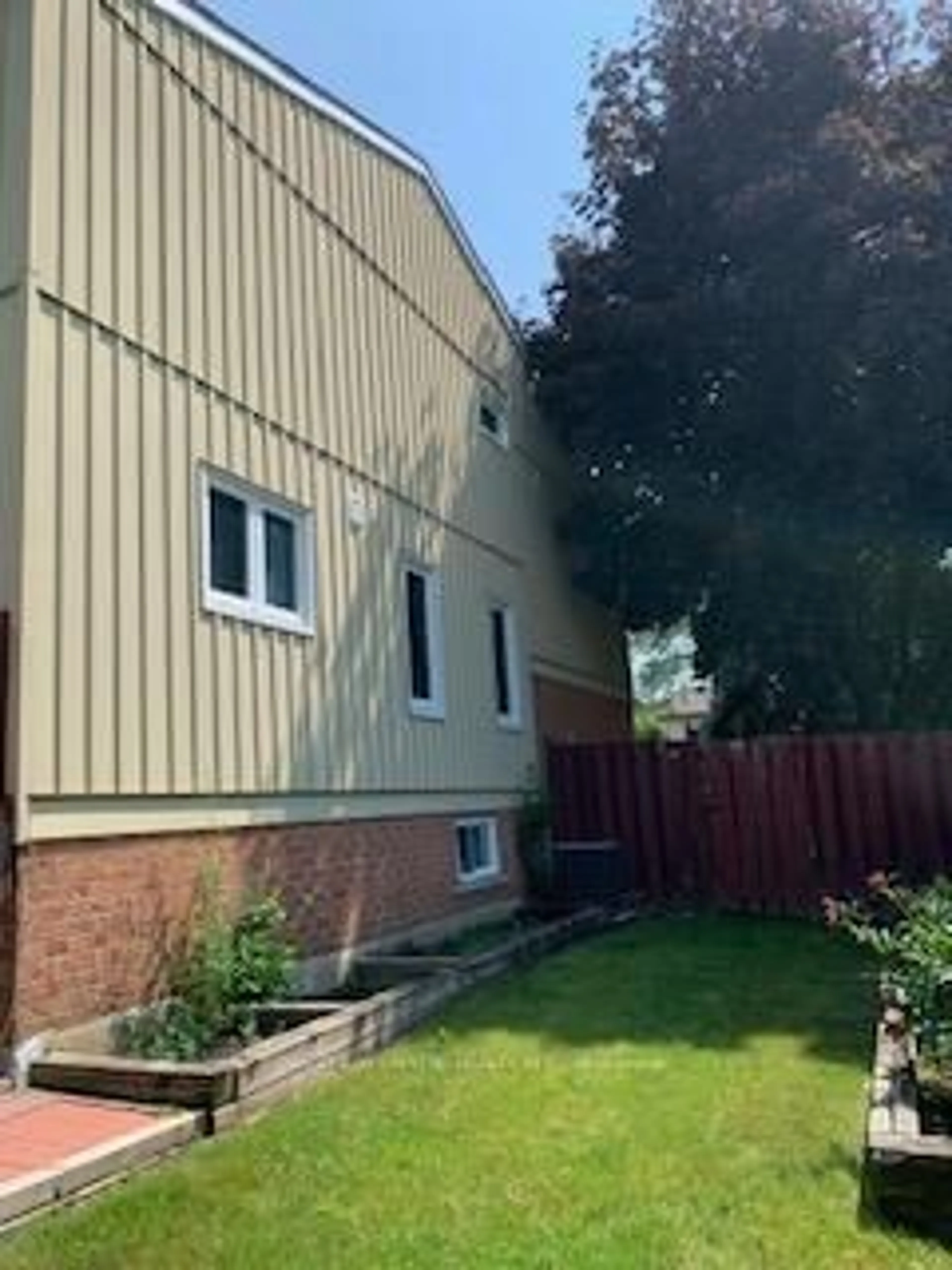 A pic from outside/outdoor area/front of a property/back of a property/a pic from drone, building for 30 Wintermute Blvd, Toronto Ontario M1W 3M6