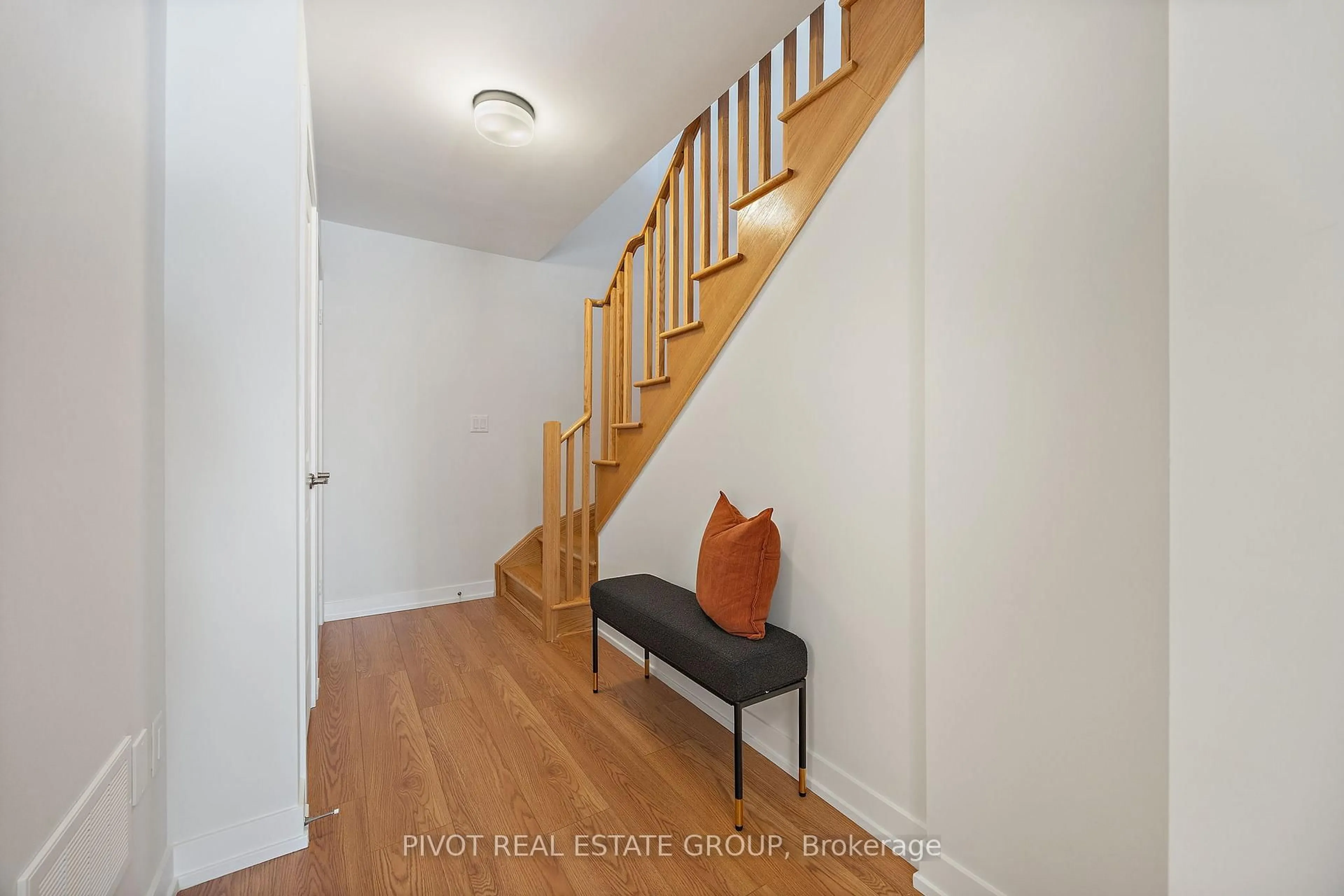 Indoor entryway for 31 Pluto Way, Whitby Ontario L1M 0M7