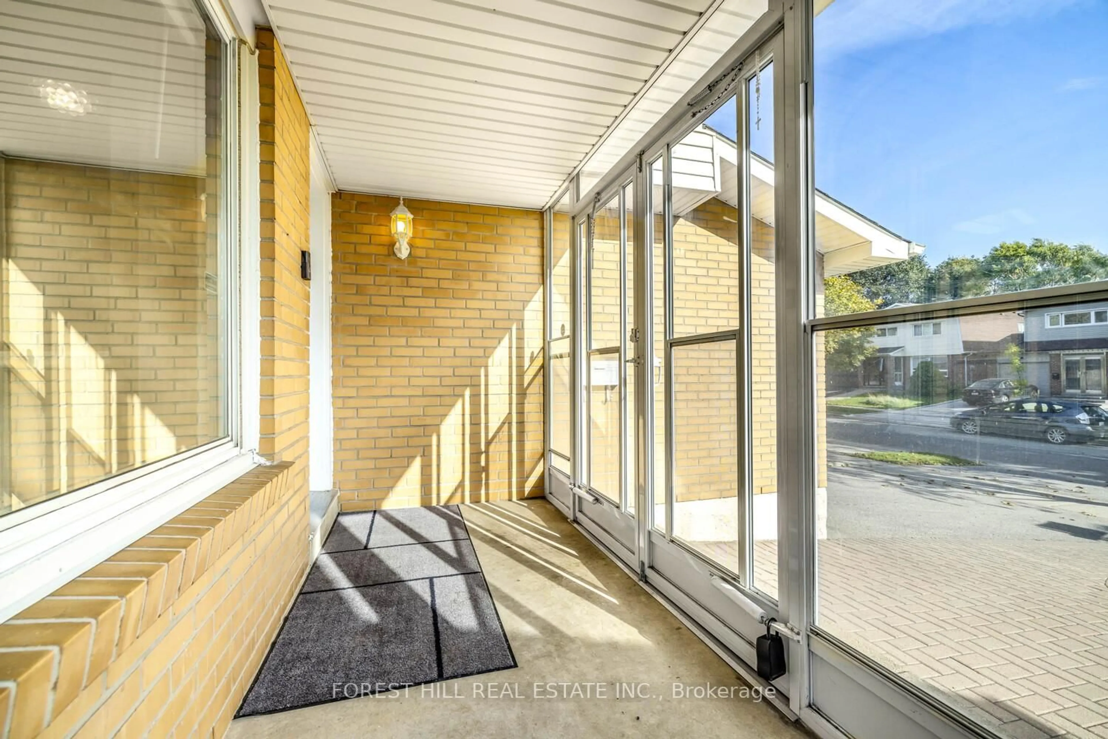 Indoor foyer for 140 Valdor Dr, Toronto Ontario M1V 1R5