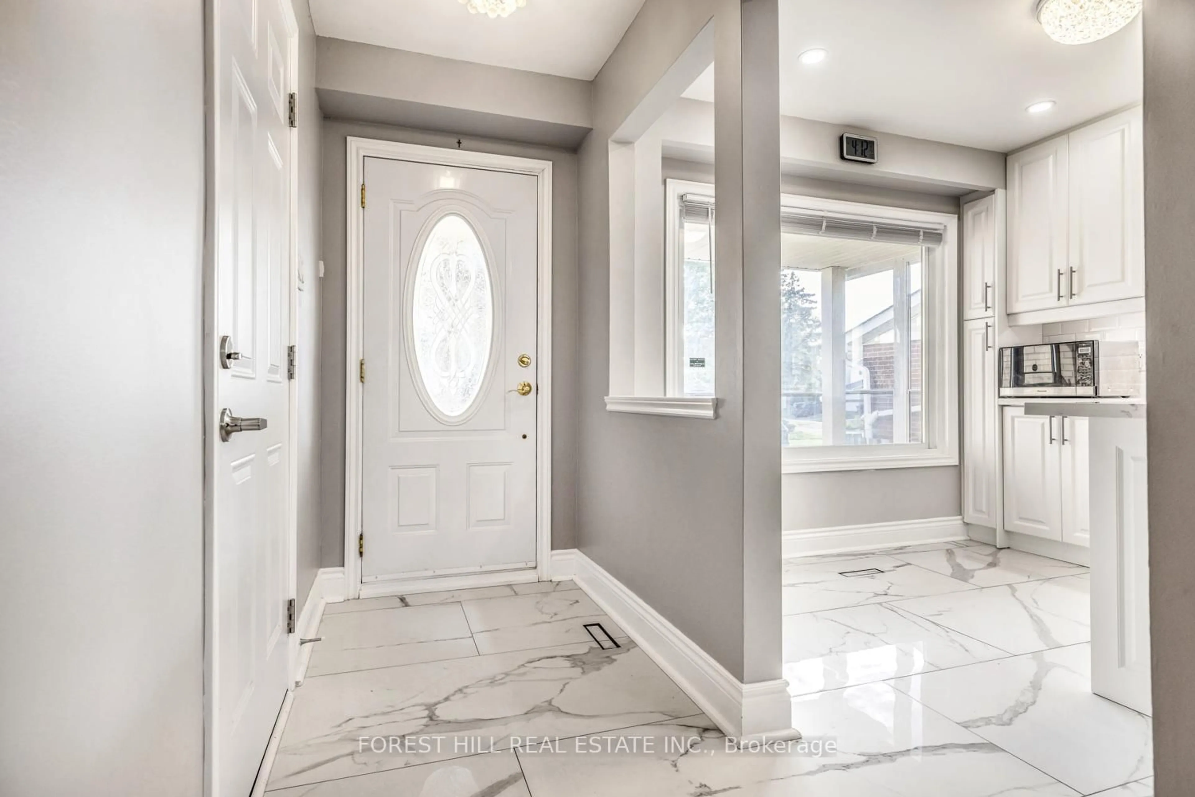 Indoor entryway for 140 Valdor Dr, Toronto Ontario M1V 1R5