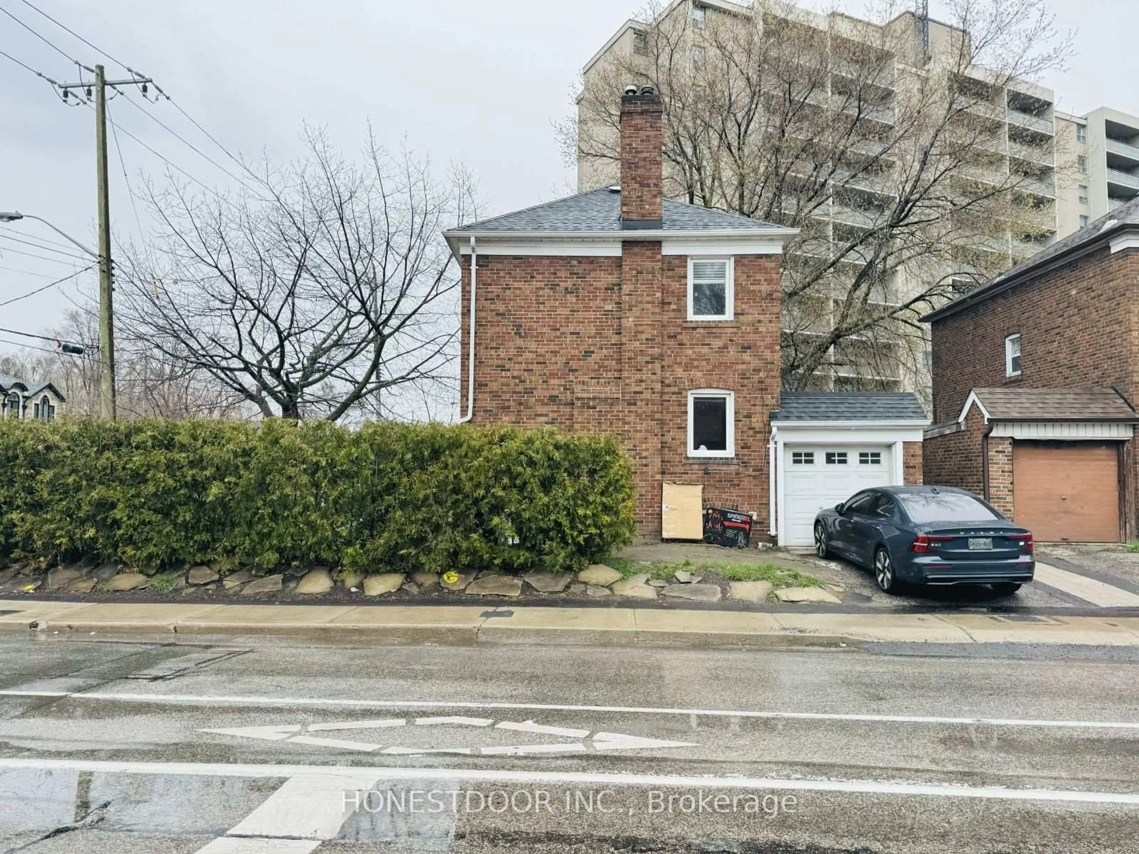 A pic from outside/outdoor area/front of a property/back of a property/a pic from drone, street for 1173 Broadview Ave, Toronto Ontario M4K 2S8