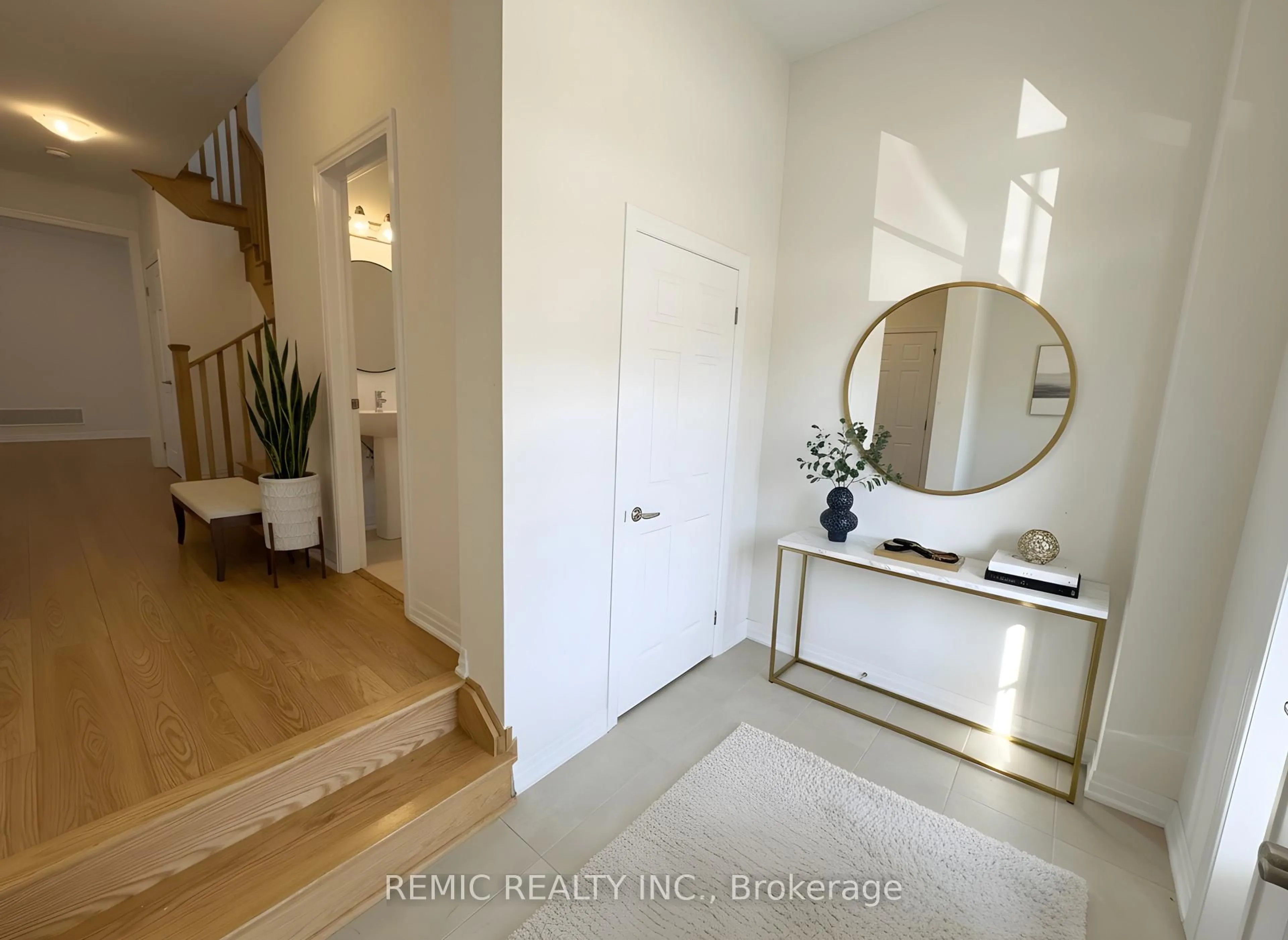 Indoor entryway for 242 Flood Ave, Clarington Ontario L1B 0W8