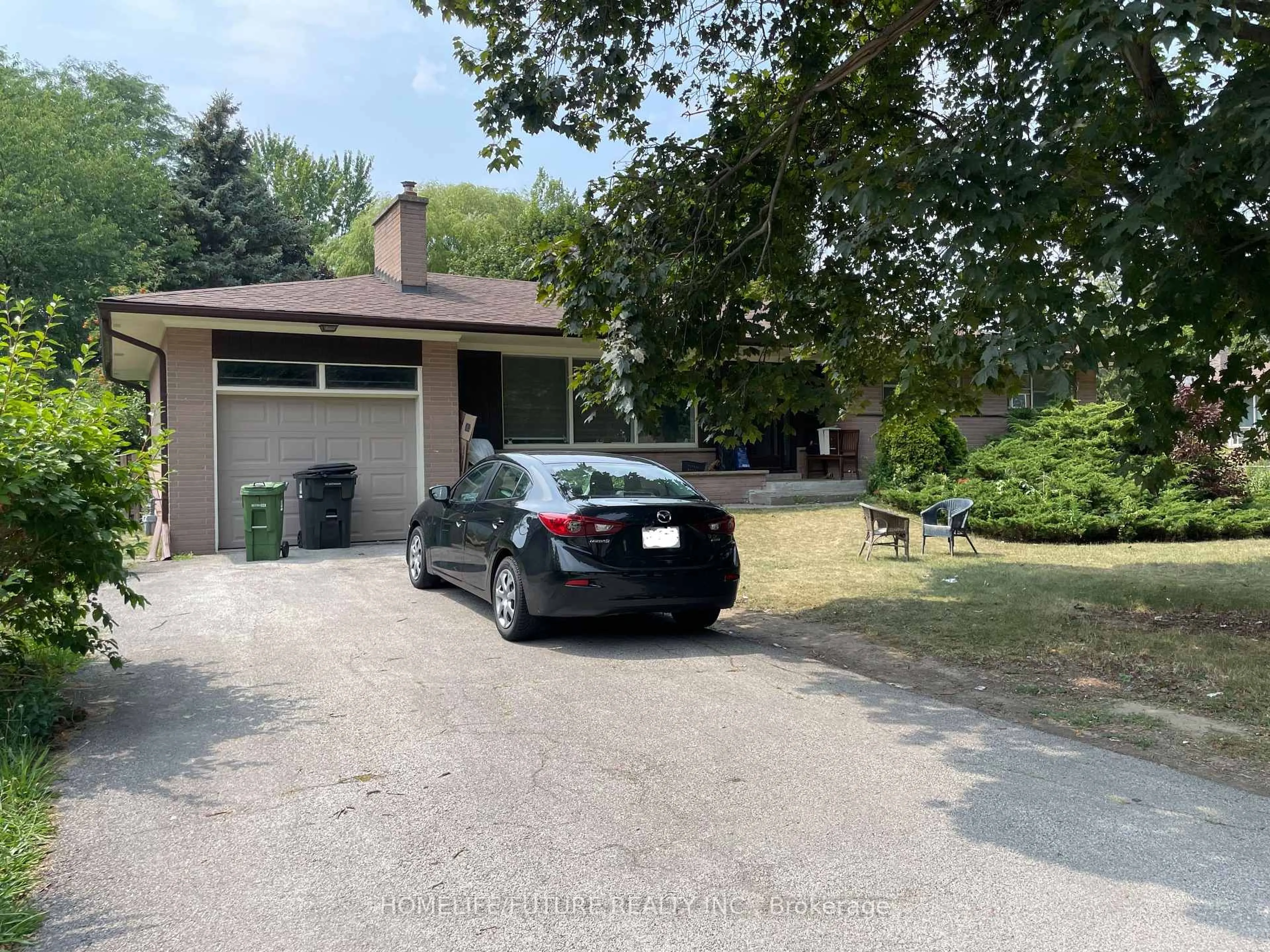 A pic from outside/outdoor area/front of a property/back of a property/a pic from drone, street for 90 Glen Watford Dr, Toronto Ontario M1S 2C7