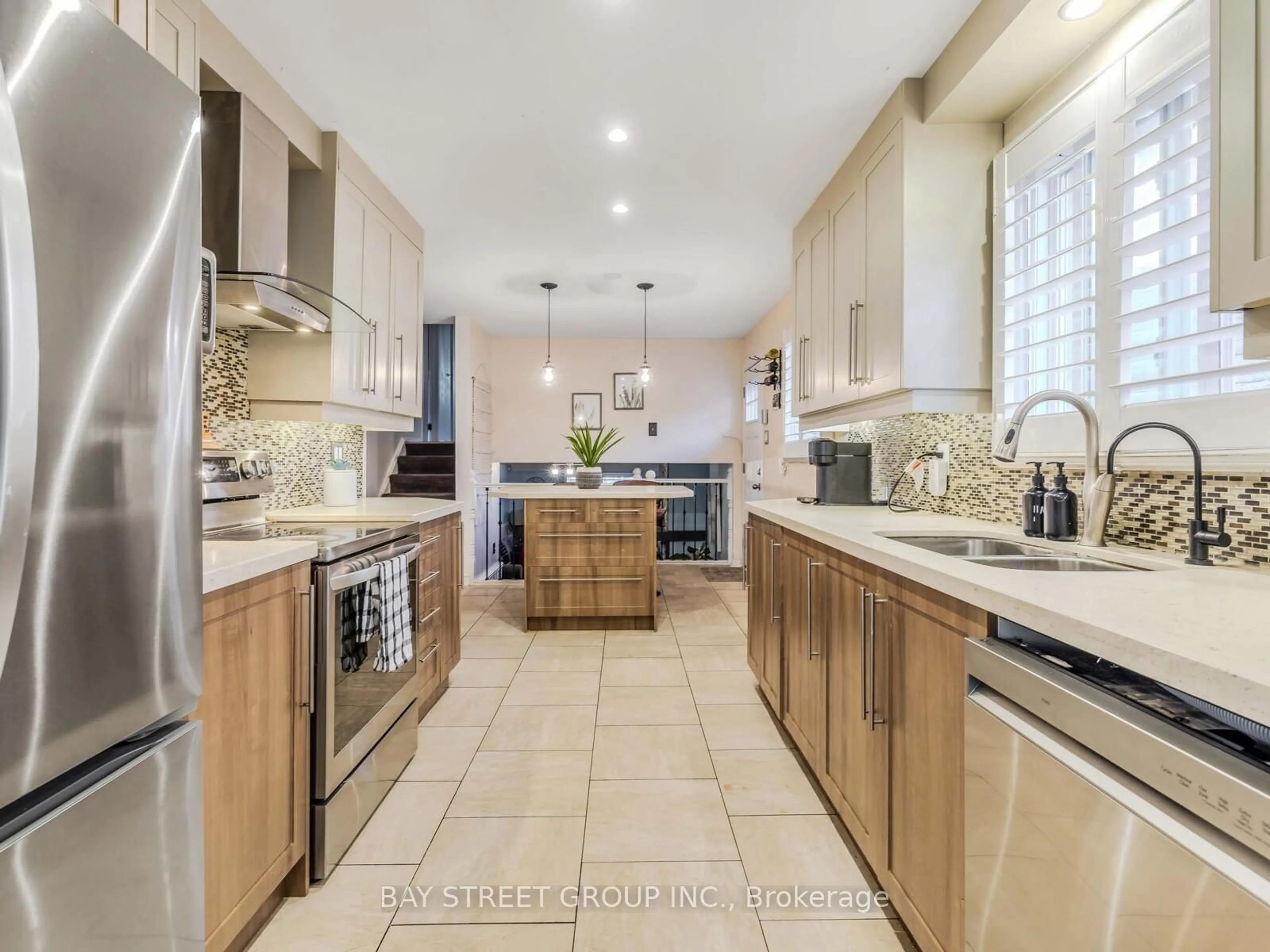 Contemporary kitchen, ceramic/tile floor for 7 Whistling Hills Dr, Toronto Ontario M1V 2B6