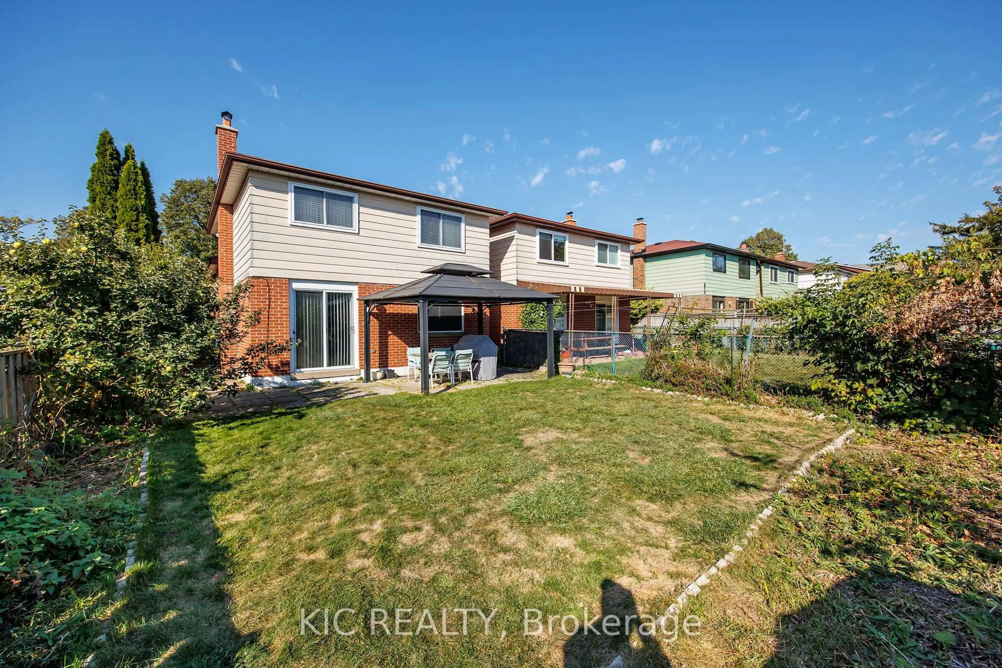 A pic from outside/outdoor area/front of a property/back of a property/a pic from drone, street for 5 Thistlewaite Cres, Toronto Ontario M1S 3Y8