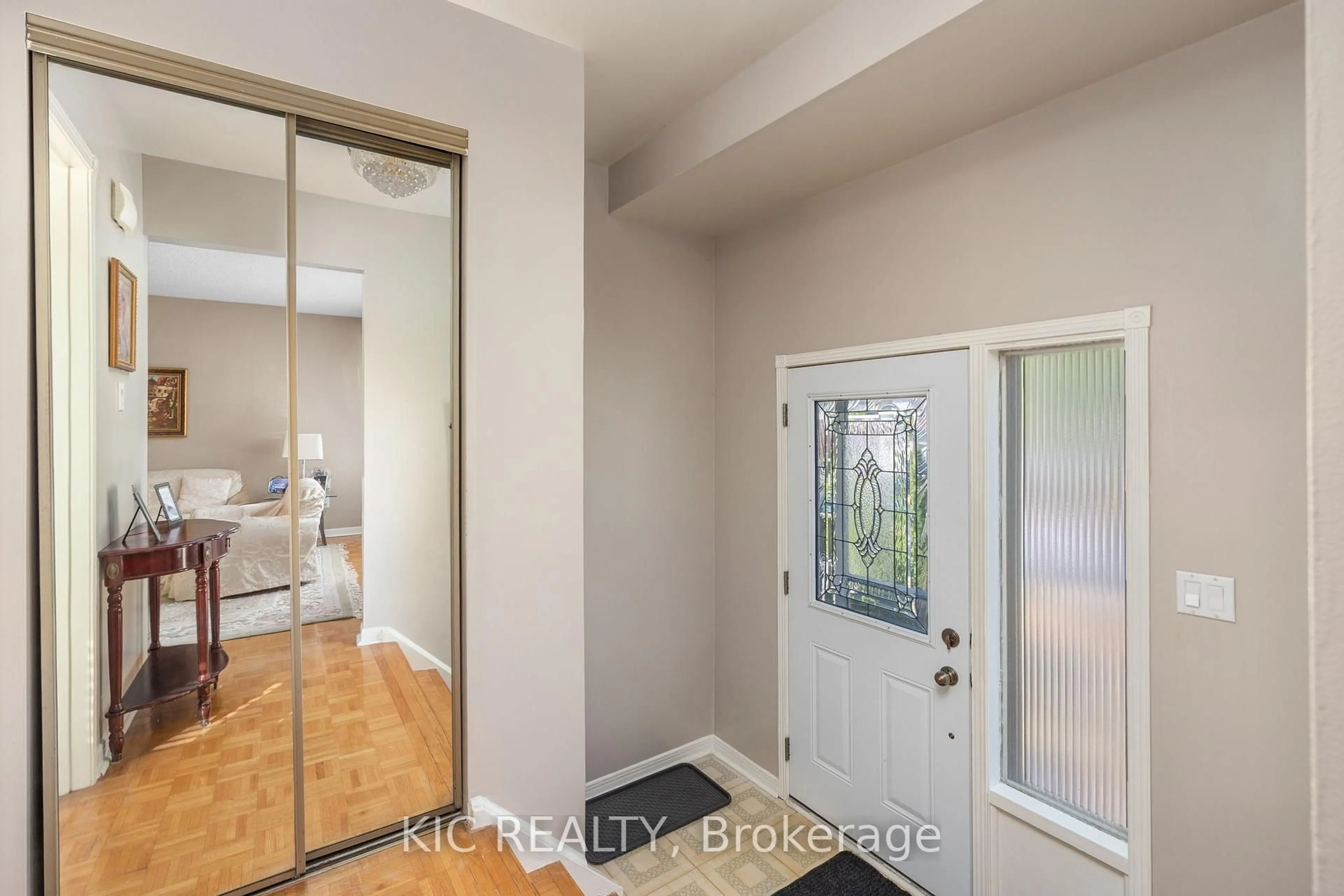 Indoor entryway for 5 Thistlewaite Cres, Toronto Ontario M1S 3Y8