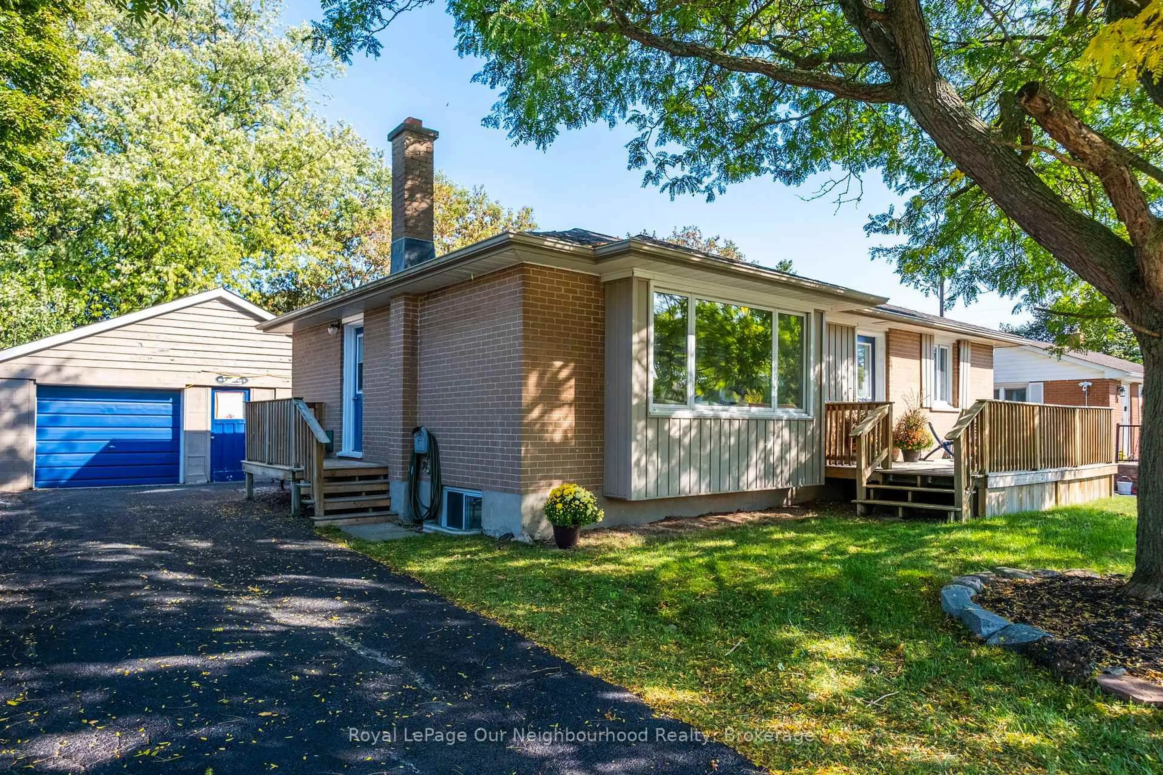 Home with vinyl exterior material, street for 205 Lee Ave, Whitby Ontario L1N 5L3
