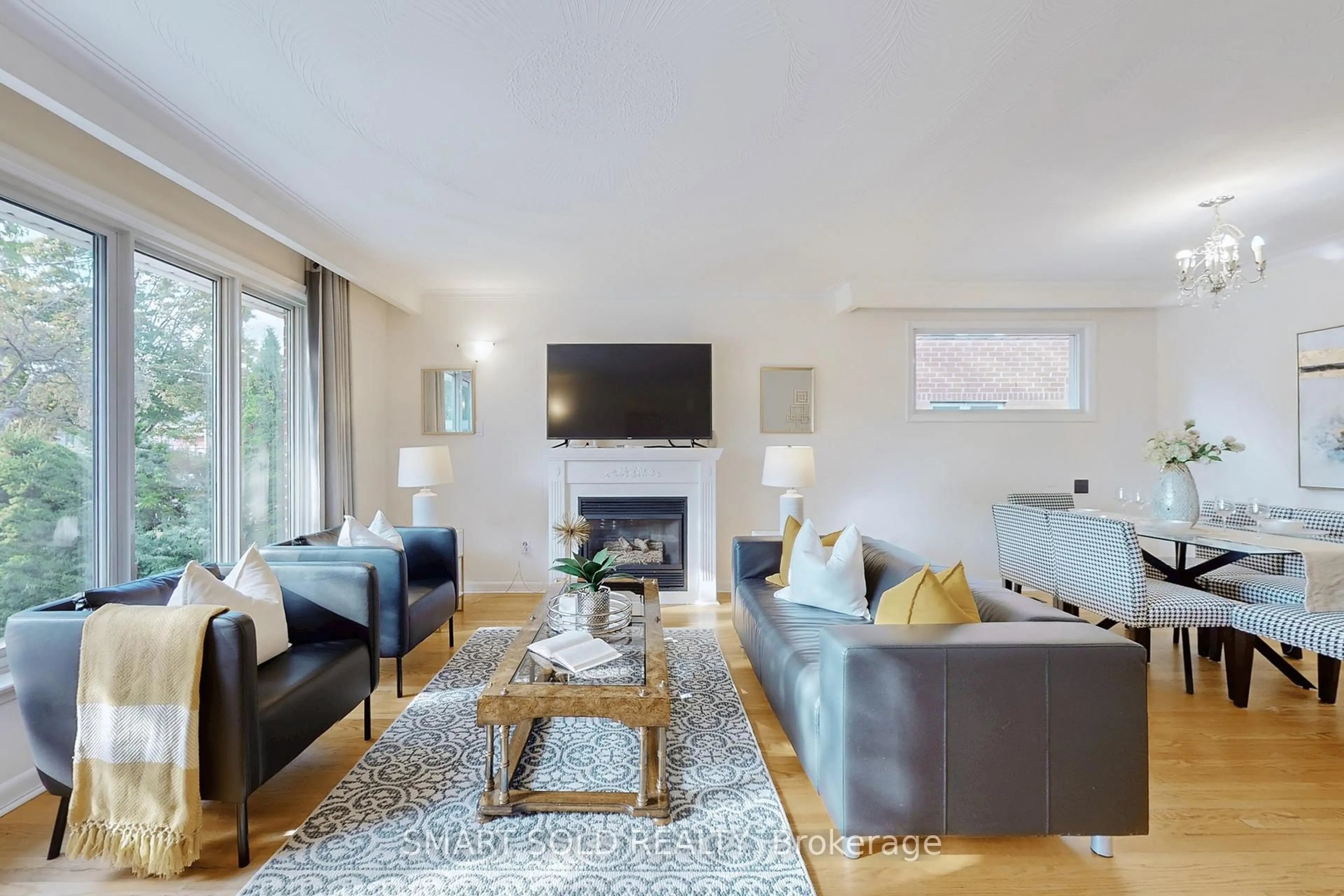 Living room with furniture, unknown for 21 Sunmount Rd, Toronto Ontario M1T 2A4