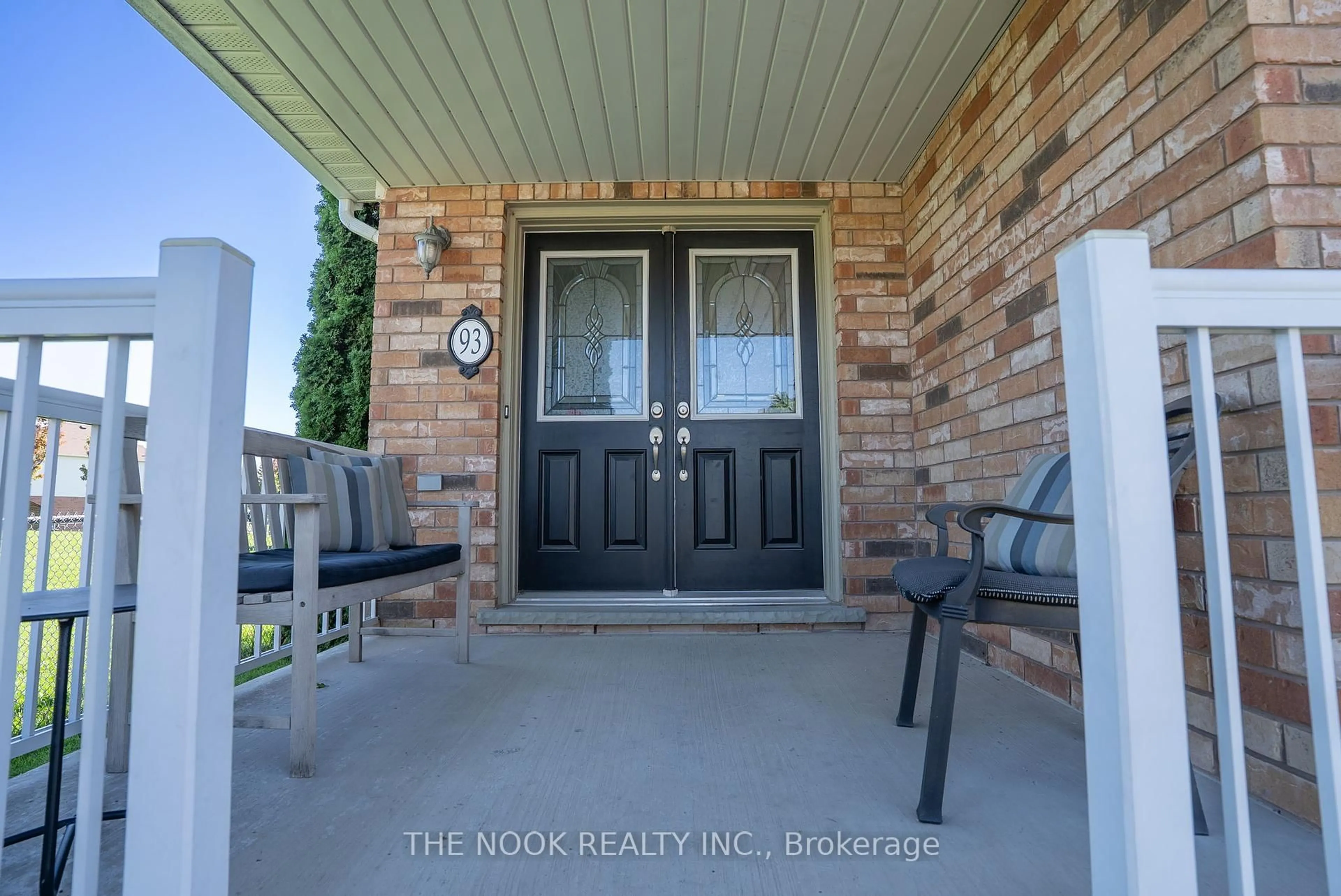 Indoor entryway for 93 Dewell Cres, Clarington Ontario L1E 0B8