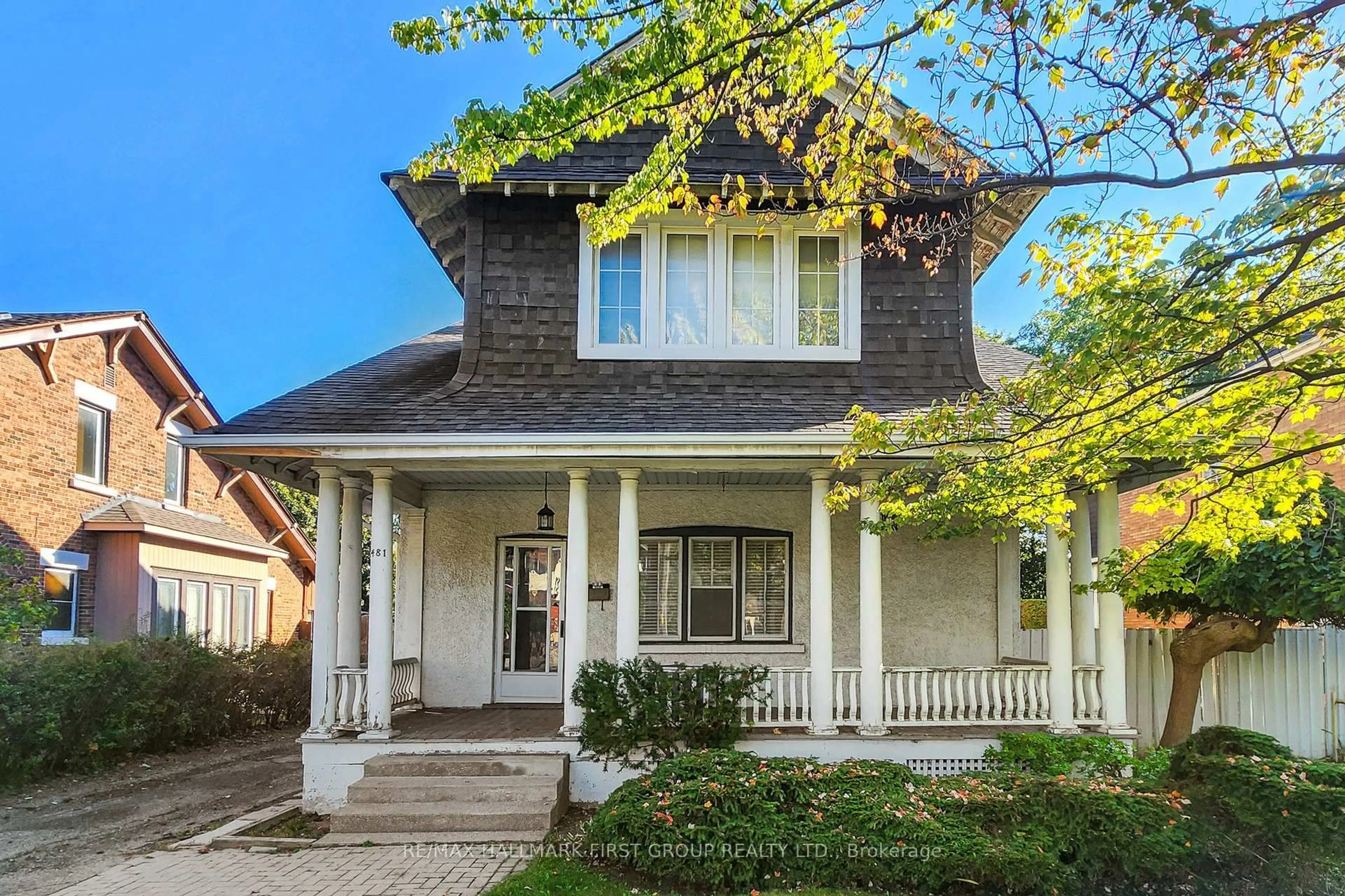 Home with vinyl exterior material, street for 481 Simcoe St, Oshawa Ontario L1G 4T8