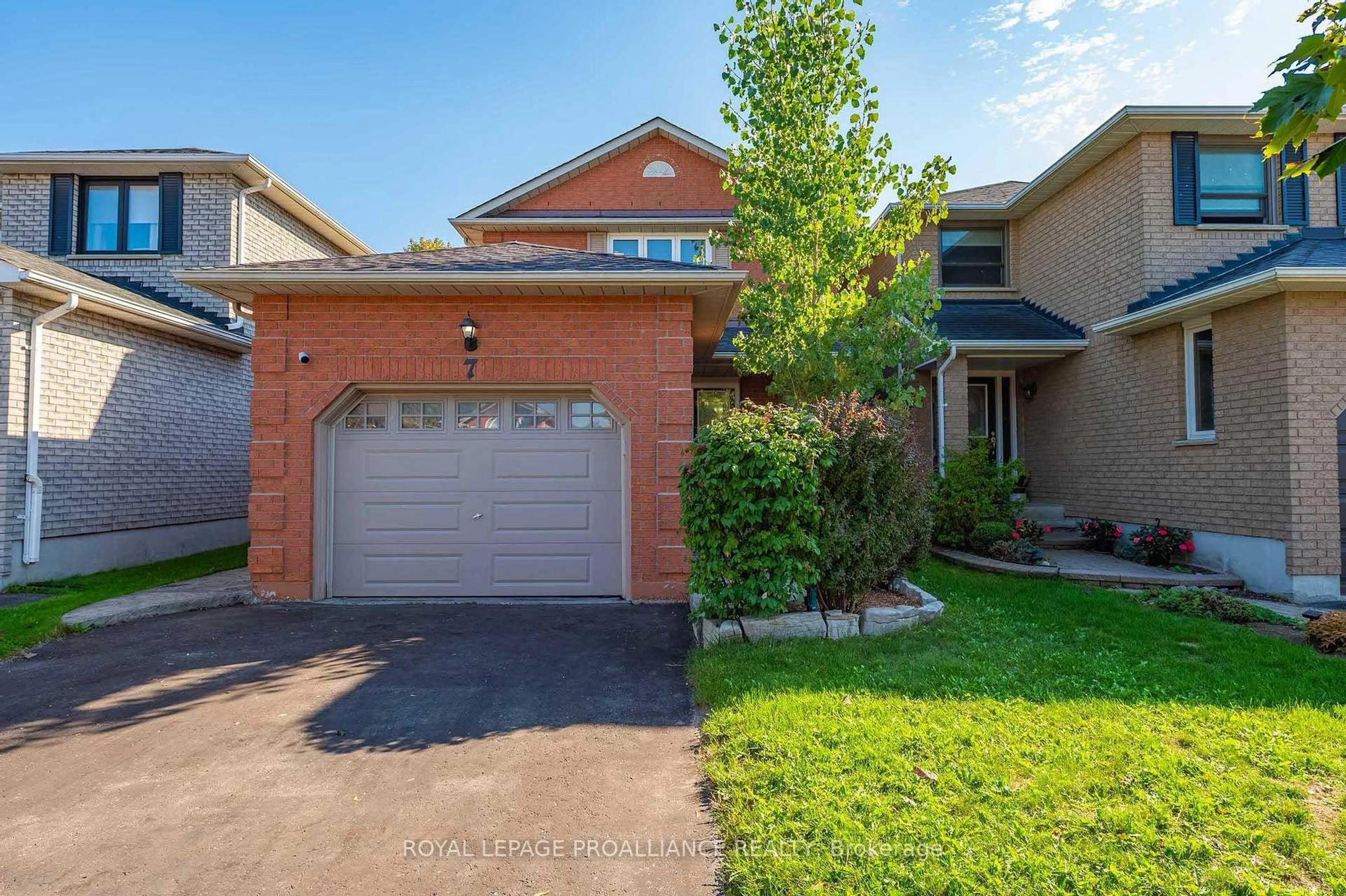Home with brick exterior material, street for 7 Fieldcrest Ave, Clarington Ontario L1E 2X3