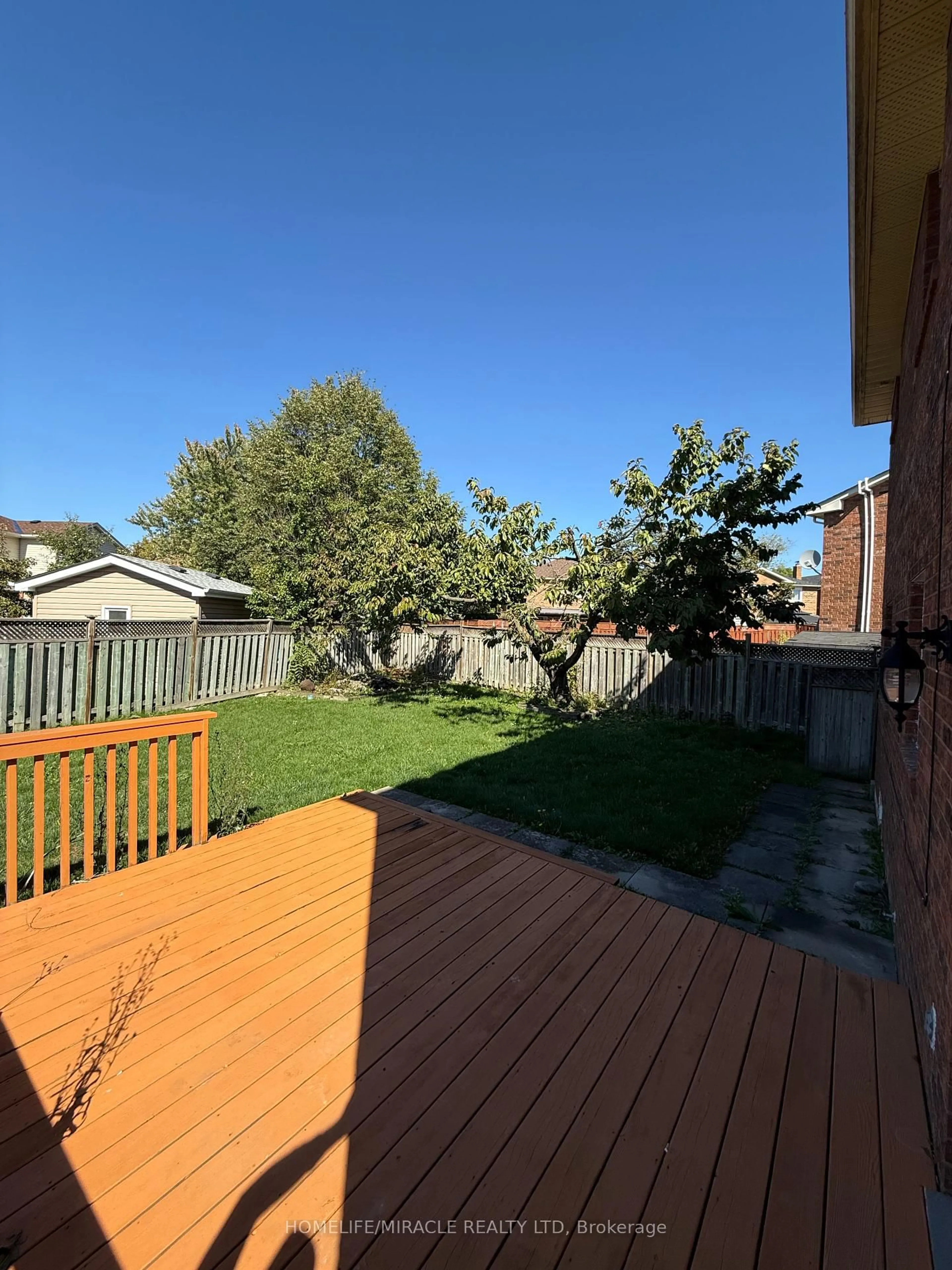 Patio, street for 580 Daylight Cres, Pickering Ontario L1V 6A9
