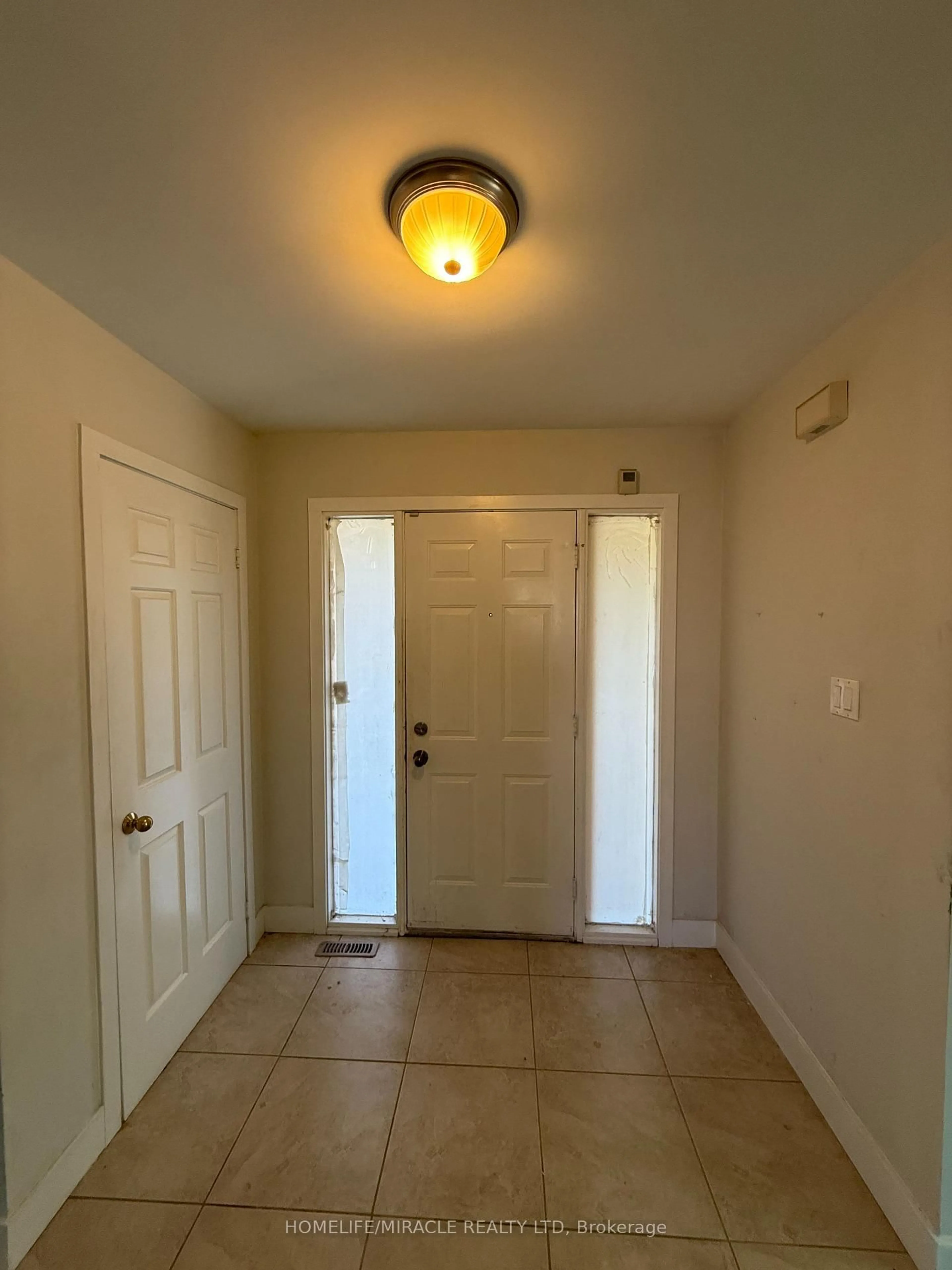Indoor entryway for 580 Daylight Cres, Pickering Ontario L1V 6A9