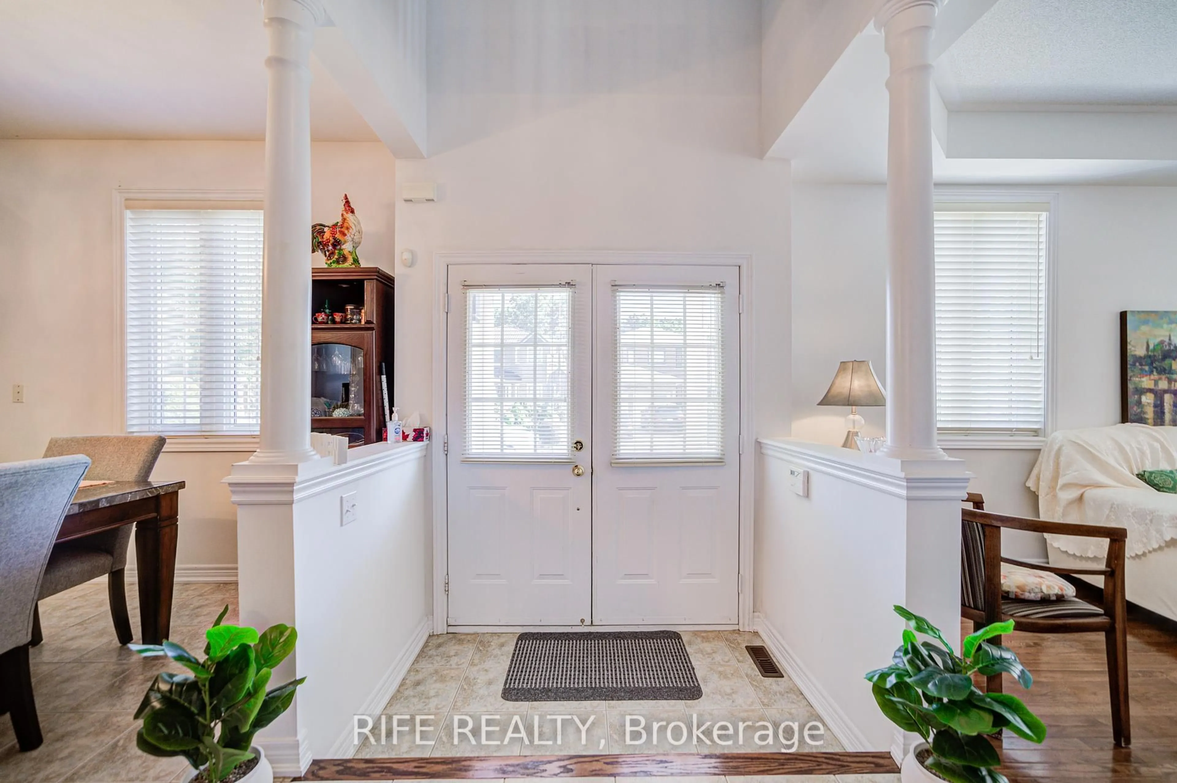 Indoor entryway for 106 Craggview Dr, Toronto Ontario M1E 2L8