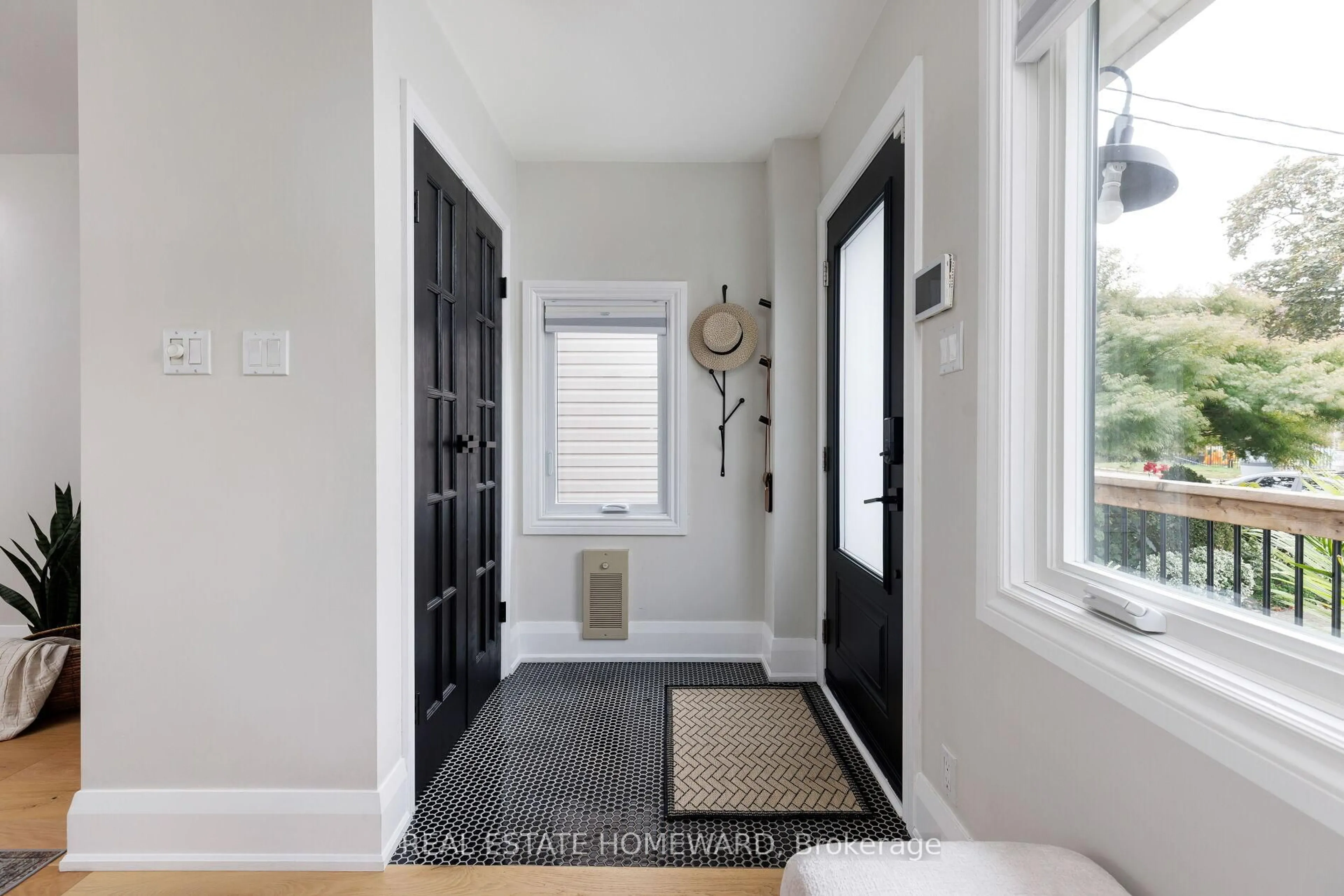 Indoor entryway for 403 Scarborough Rd, Toronto Ontario M4E 3N1