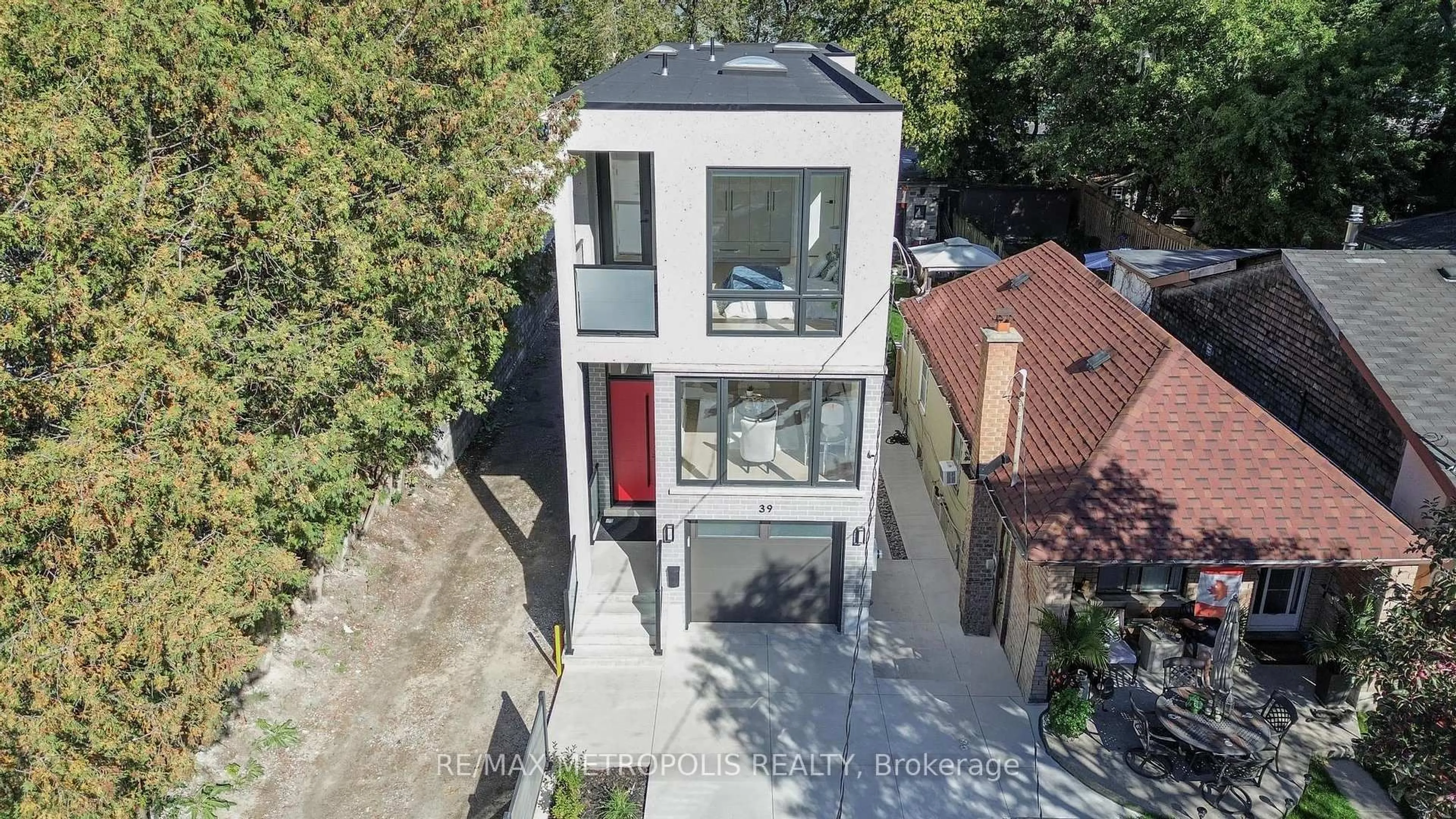 A pic from outside/outdoor area/front of a property/back of a property/a pic from drone, street for 39 Kenworthy Ave, Toronto Ontario M1L 3B1