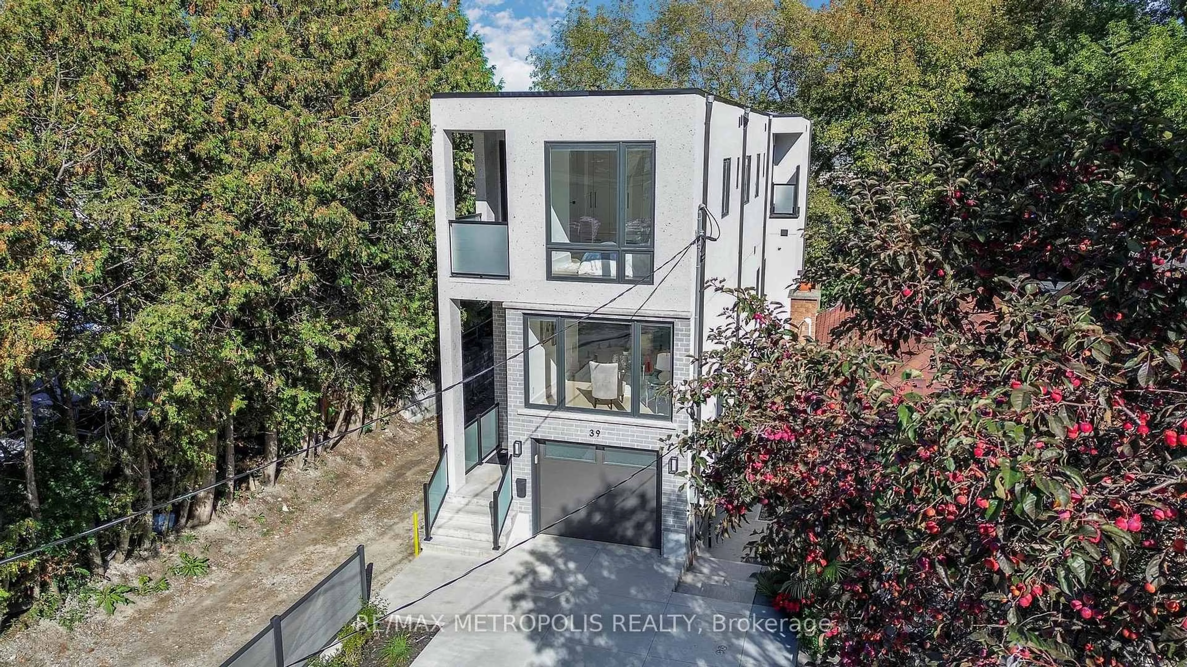 A pic from outside/outdoor area/front of a property/back of a property/a pic from drone, street for 39 Kenworthy Ave, Toronto Ontario M1L 3B1
