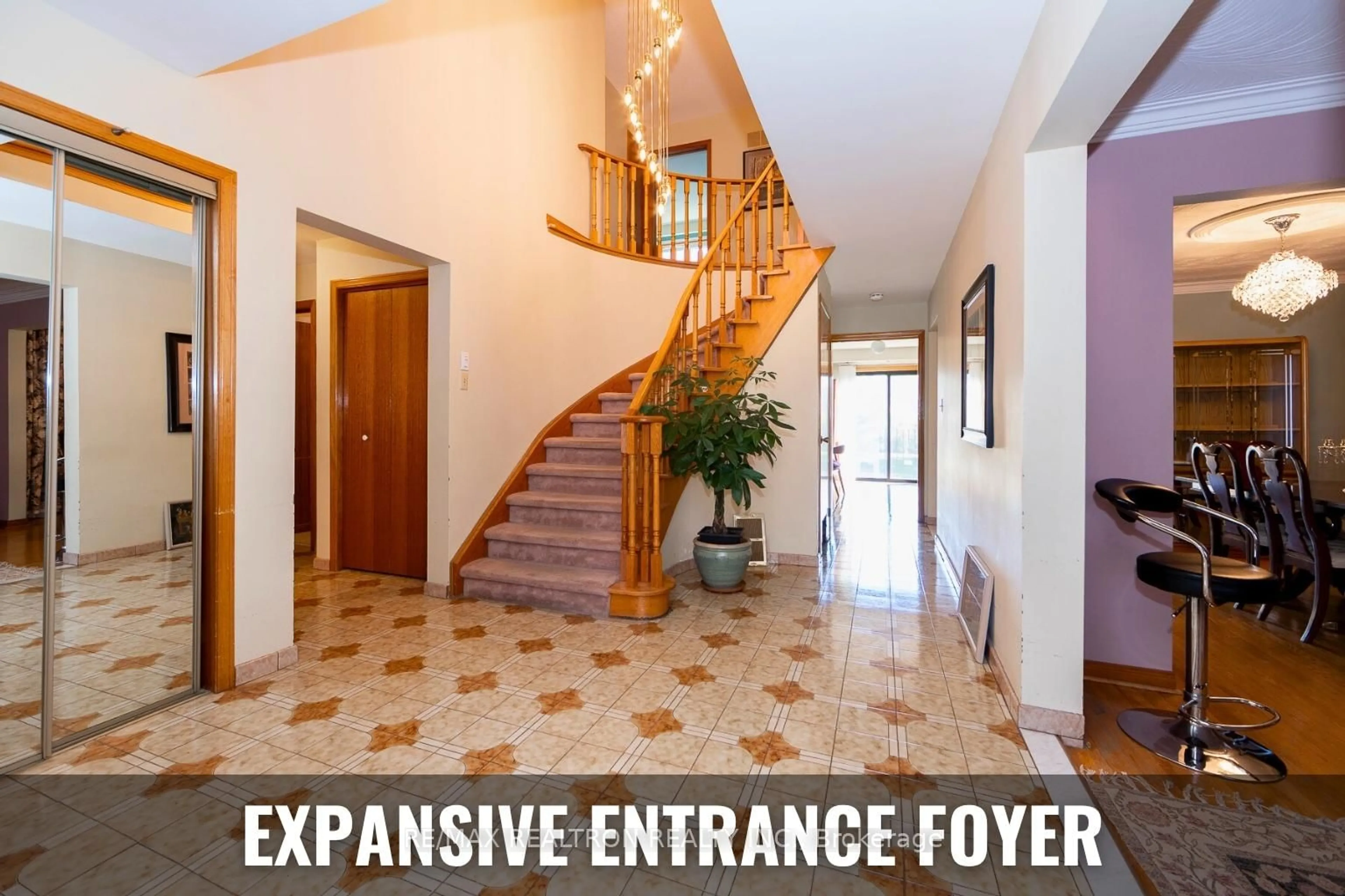 Indoor foyer for 15 Morbank Dr, Toronto Ontario M1V 2M1